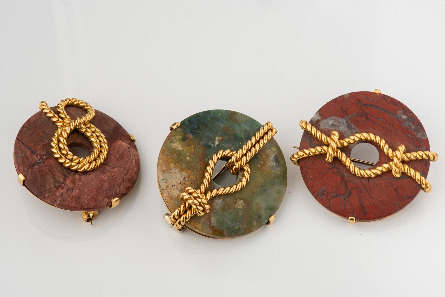 Series of unusual three brooches in jasper with golden different sea nots. Unique pieces.
First left: green jasper (G/91), central: red jasper (G/92), right: red jasper (G/93) -
Measures: Diameter cm. 3.5/4 x thickness cm. 1/1.5
The price is for