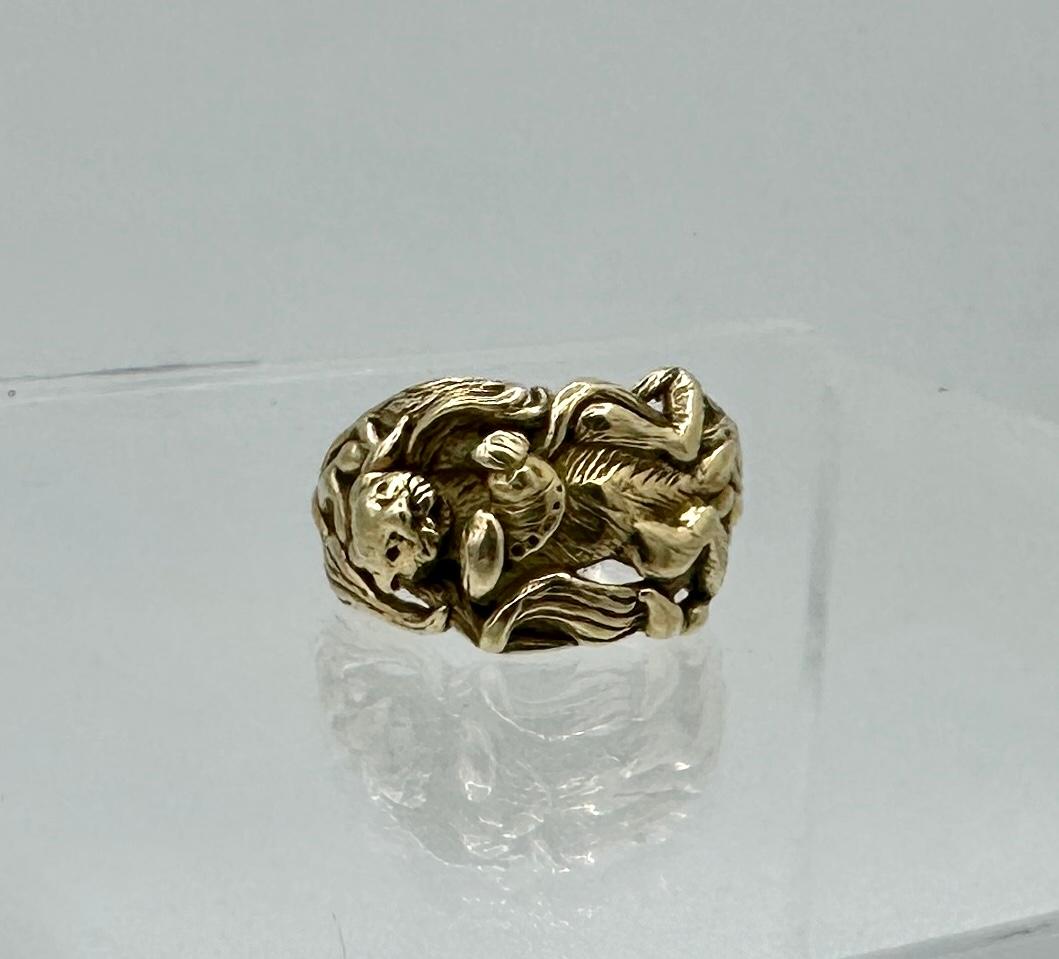 Sea Otter Ring Abalone Kelp Three Dimensional Yellow Gold Animal Ring In Excellent Condition For Sale In New York, NY