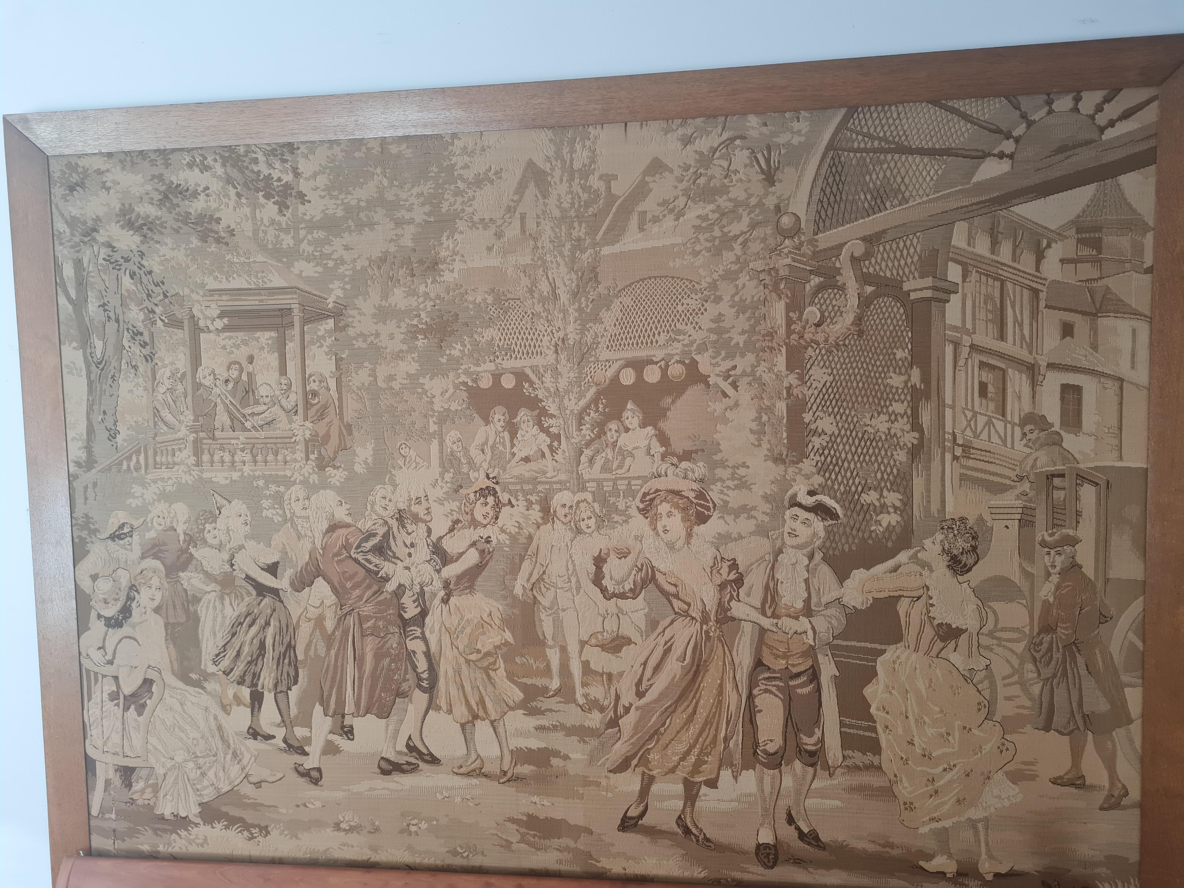 Monochromer (braun/beige) Gobelin mit Festmotiv am königlichen Hof. 
Dekorativer opulenter Rahmen aus Buchenholz.

Entstehungszeitraum: 1905 (geschätzt)

155 x 211 cm