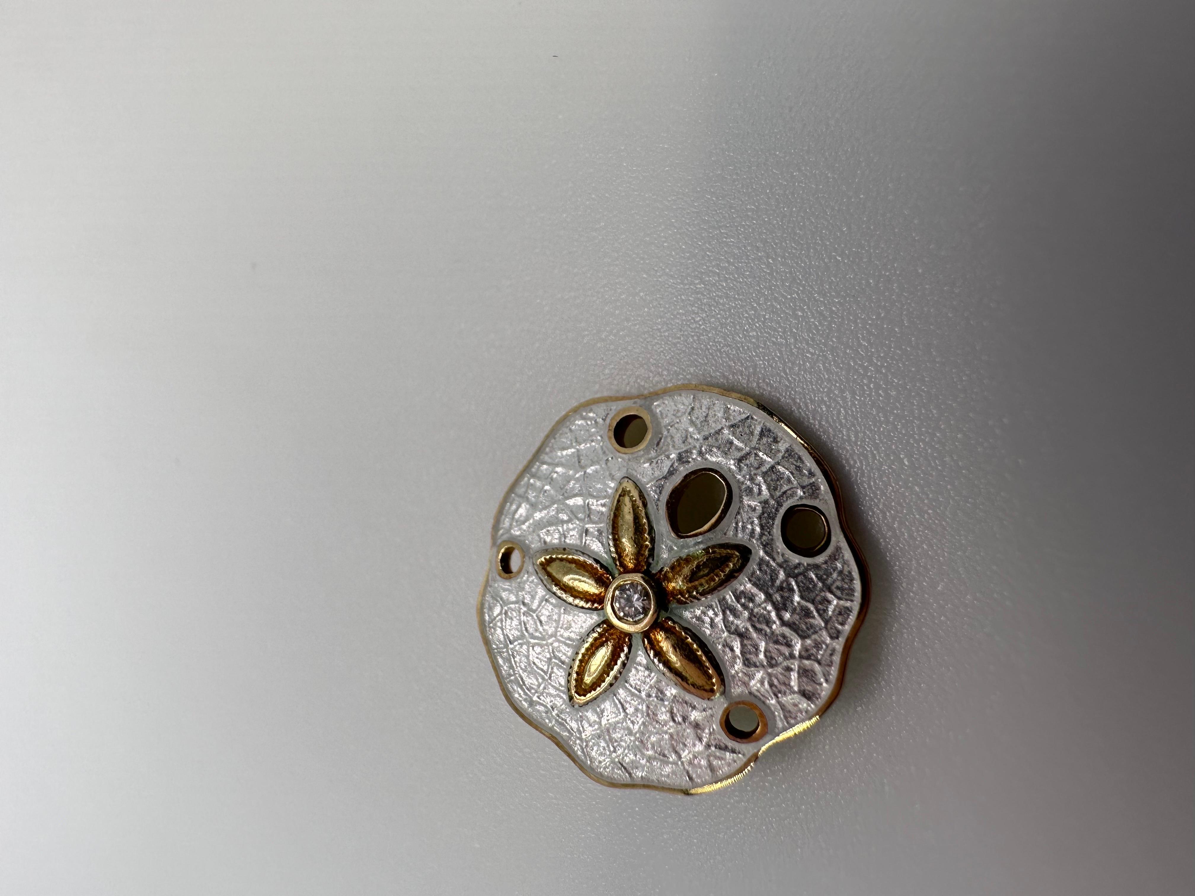 Sea pendant necklace 18Kt yellow gold white enamel For Sale 1