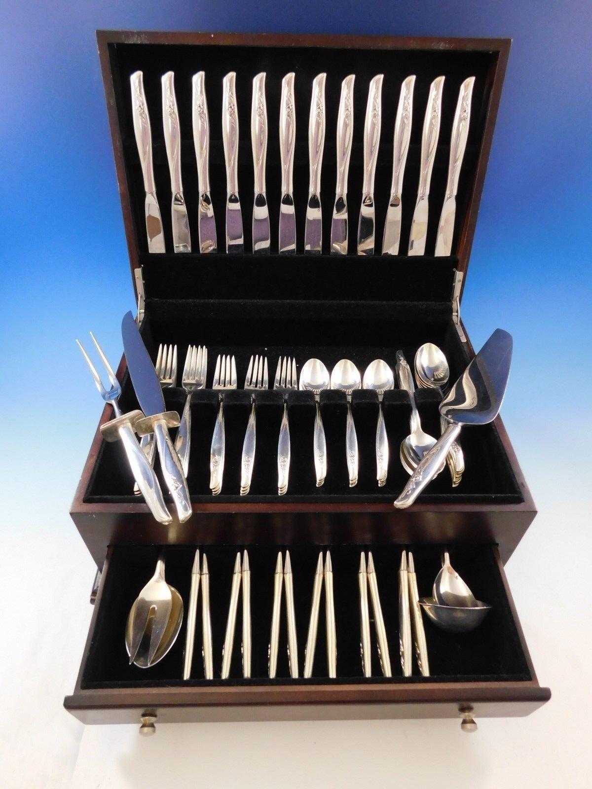 Grand ensemble de couverts en argent sterling Sea rose by Gorham, 79 pièces. Ce motif a un design moderne et fluide et a été conçu par Richard L. Huggins en 1958. Cet ensemble comprend :

12 couteaux, 9 1/4