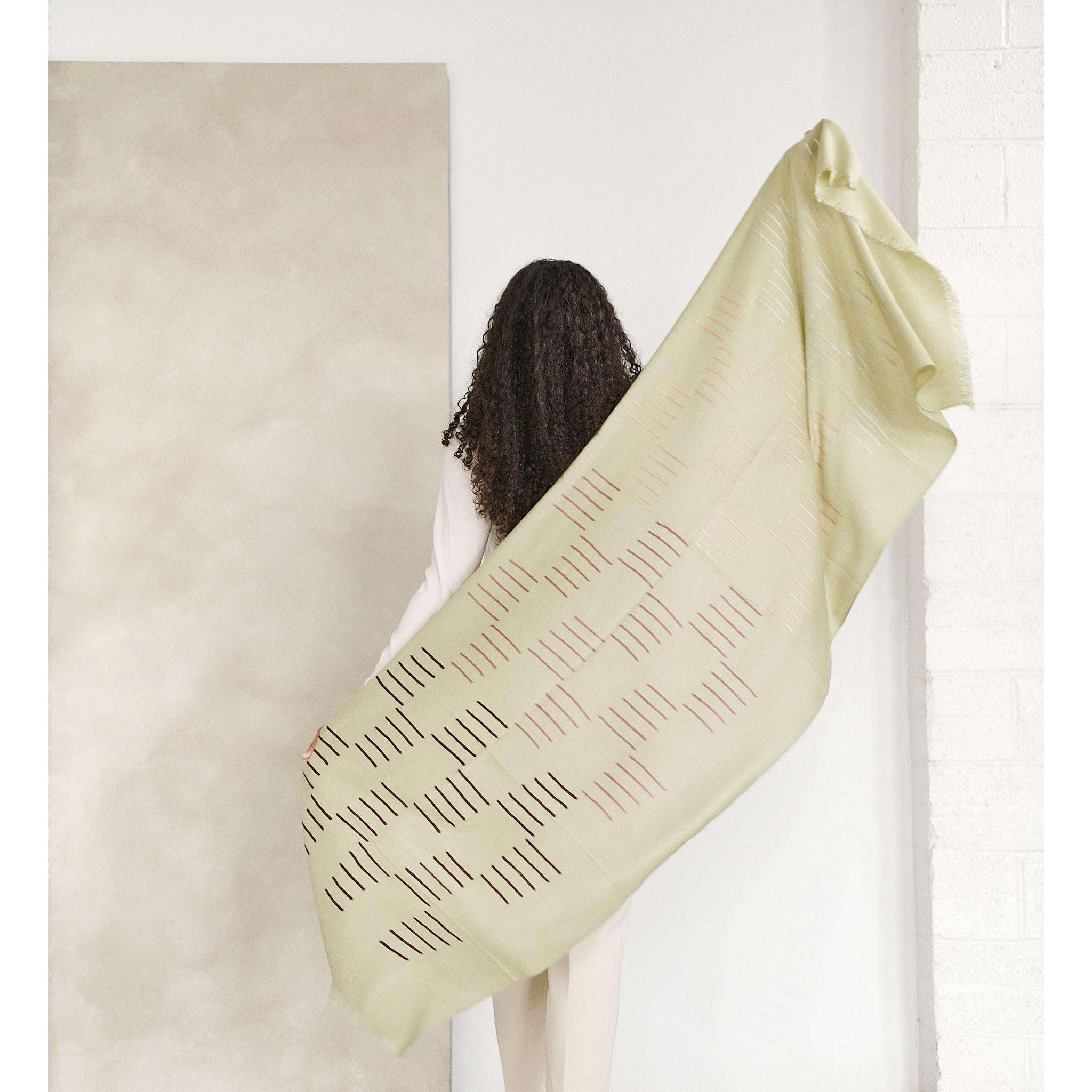 Meersalz Hand bestickt Hand gewebt Modern Artisanal Schal Damen im Angebot