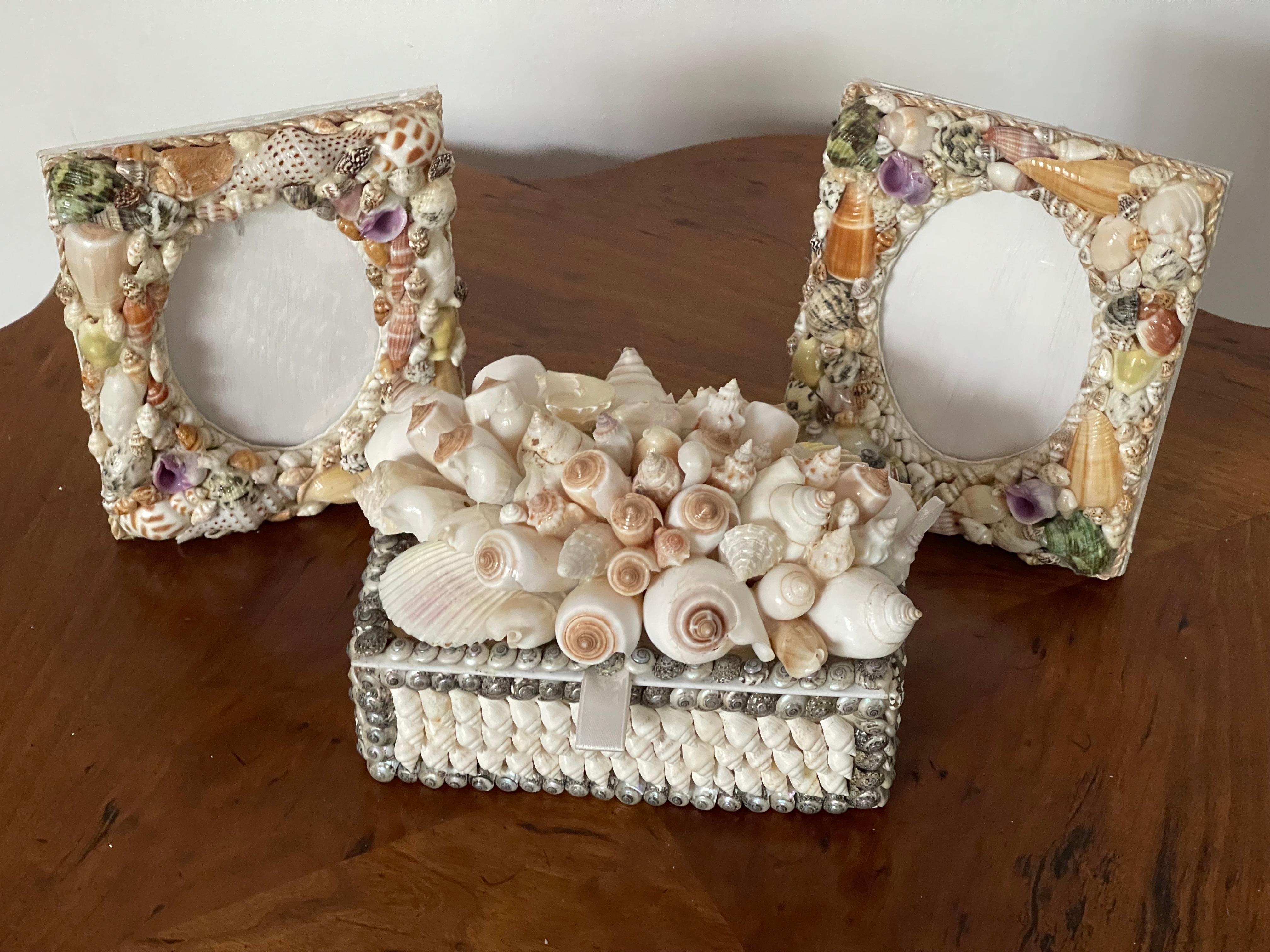 Organico moderno Scatola con conchiglie e coppia di portafoto in stile Tony Douquet in vendita