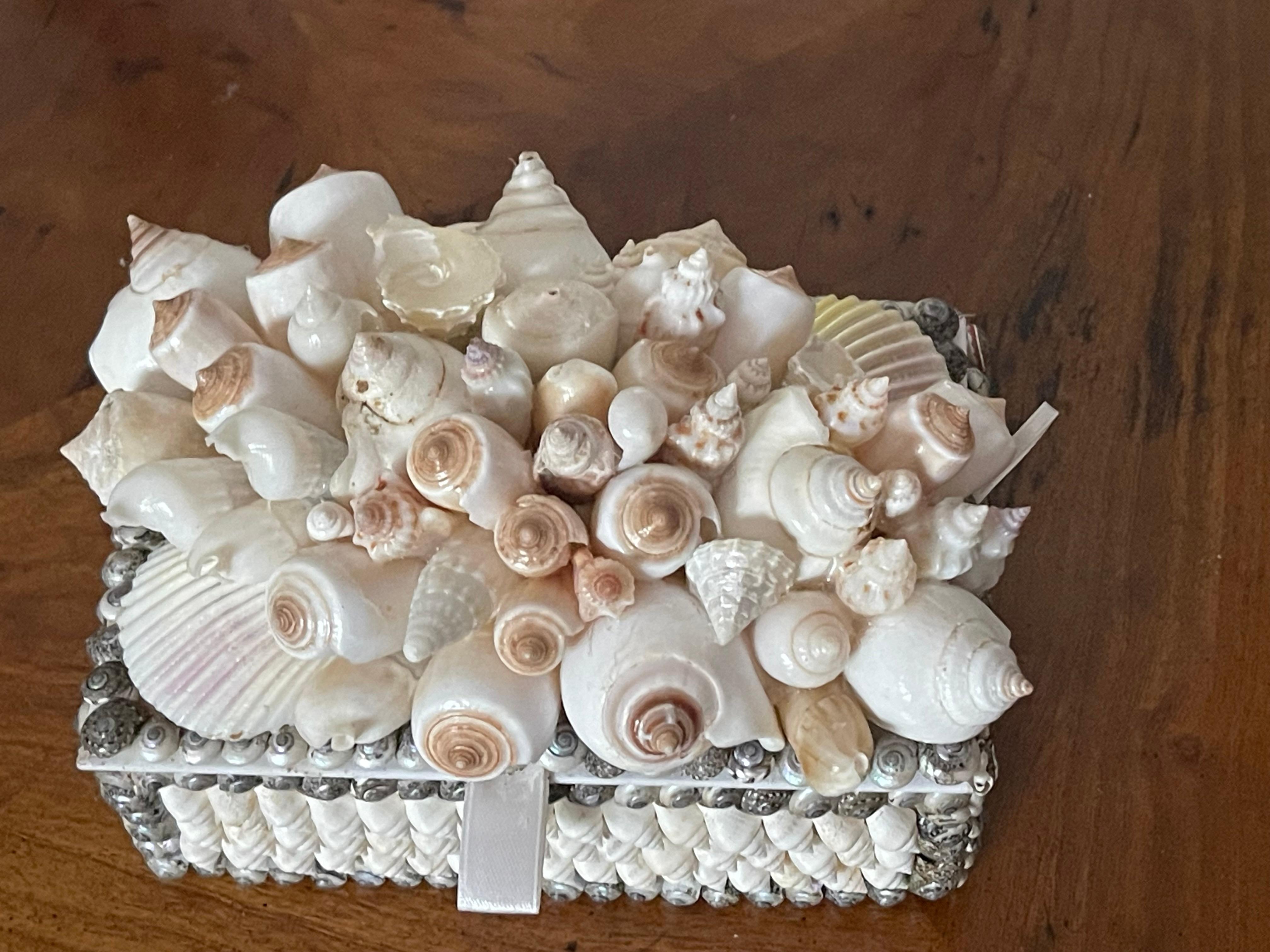 Scatola con conchiglie e coppia di portafoto in stile Tony Douquet In condizioni buone in vendita a Boca Raton, FL
