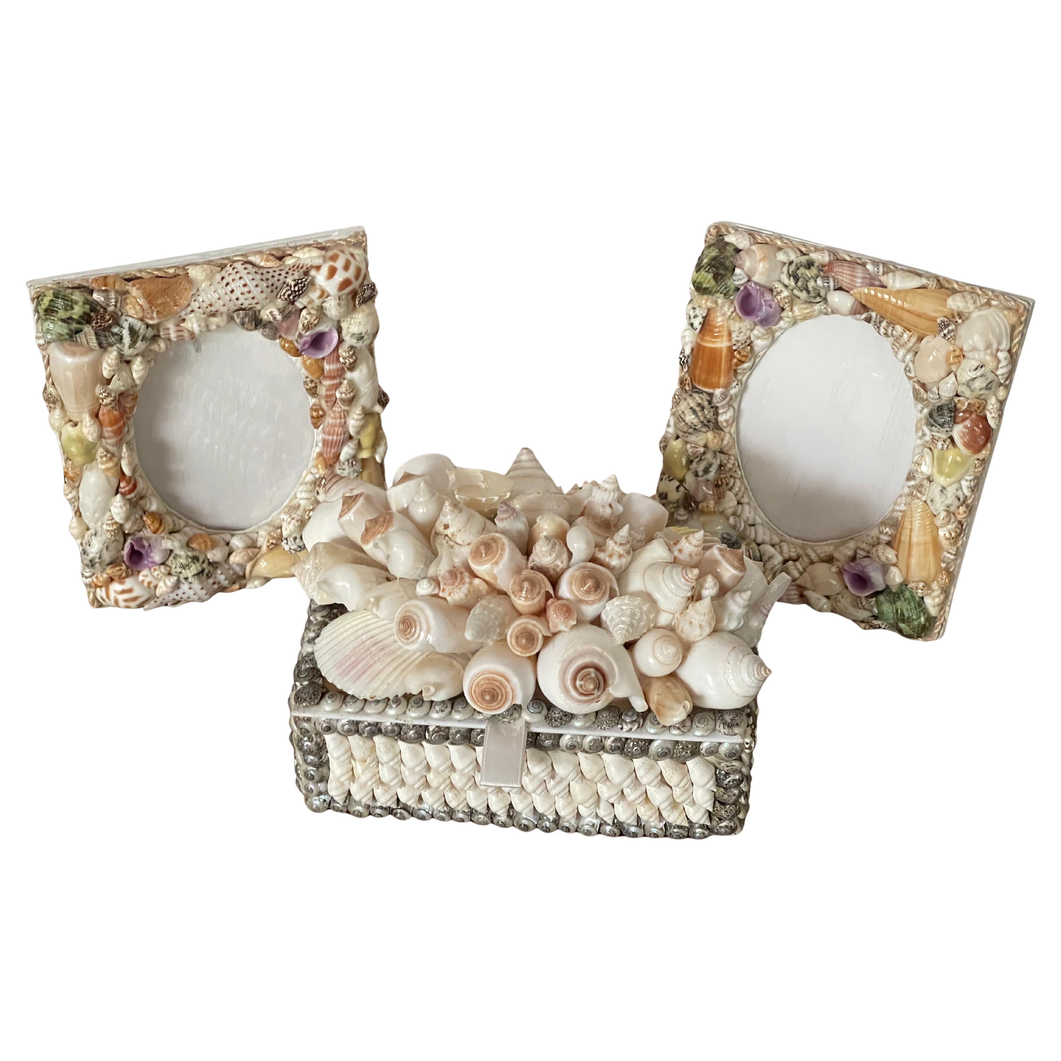 Scatola con conchiglie e coppia di portafoto in stile Tony Douquet