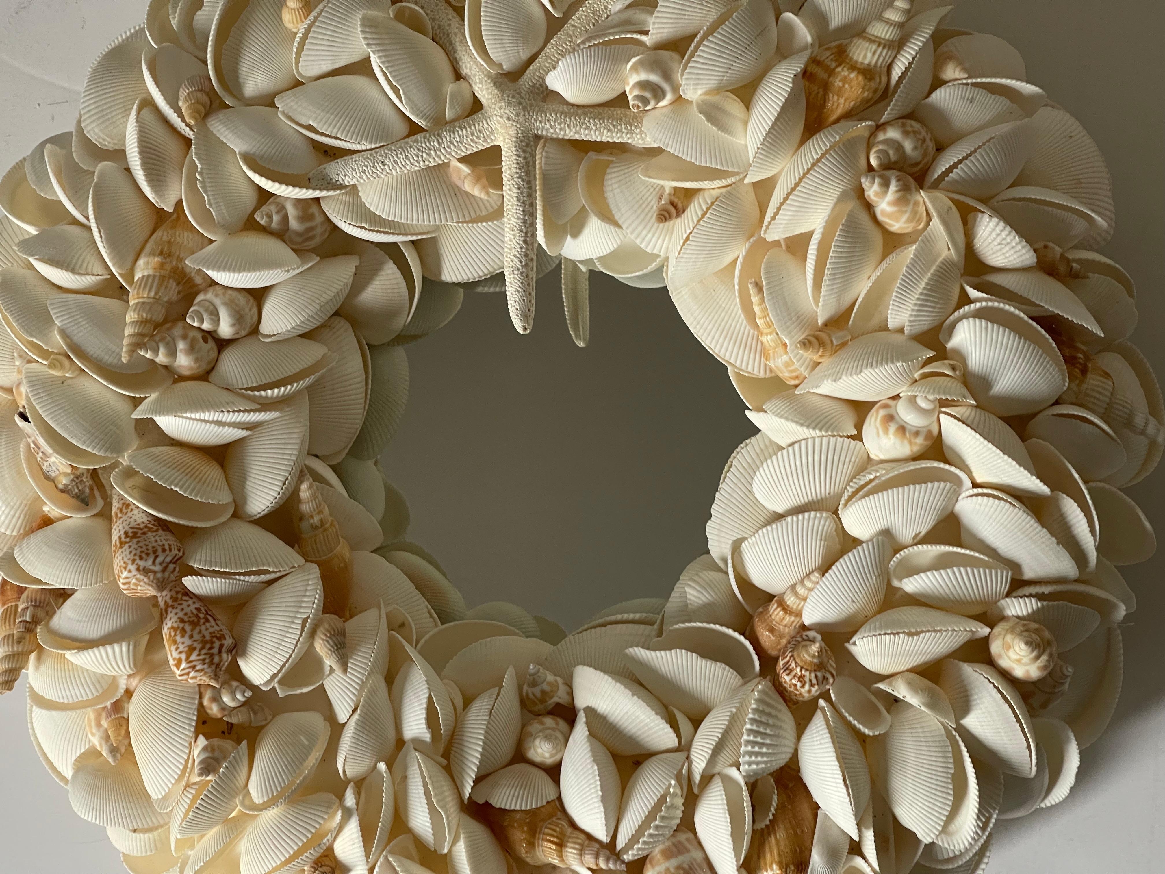 Américain Miroir mural rond incrusté de coquillages en vente