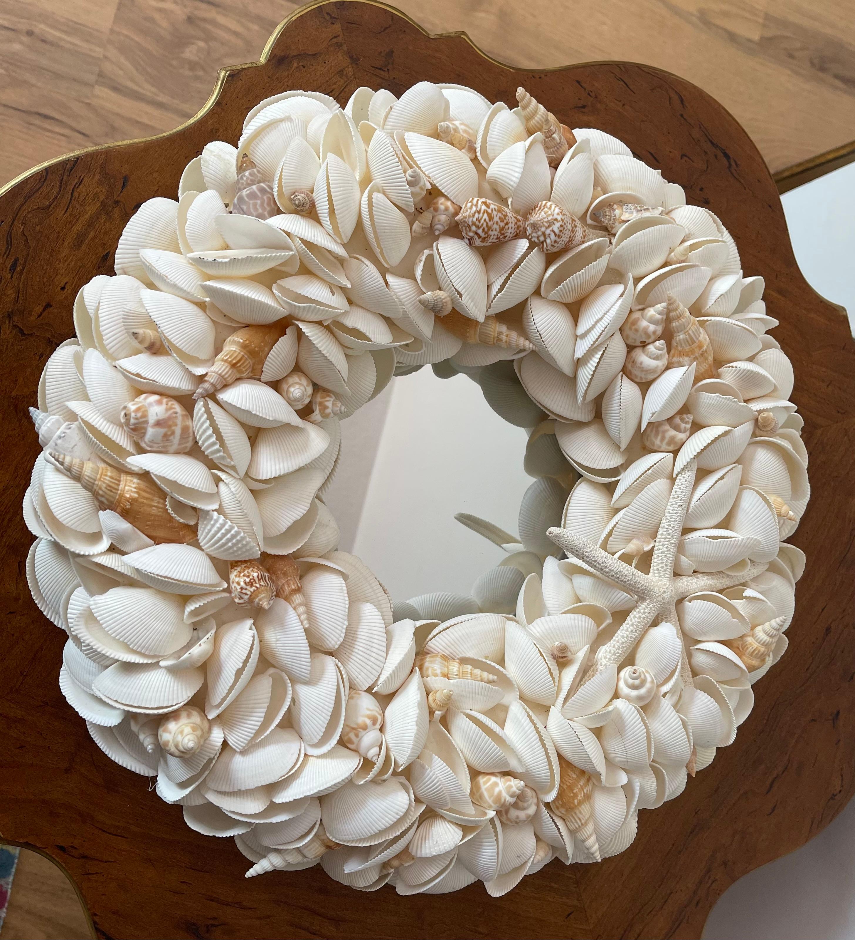 Miroir mural rond incrusté de coquillages Bon état - En vente à Boca Raton, FL