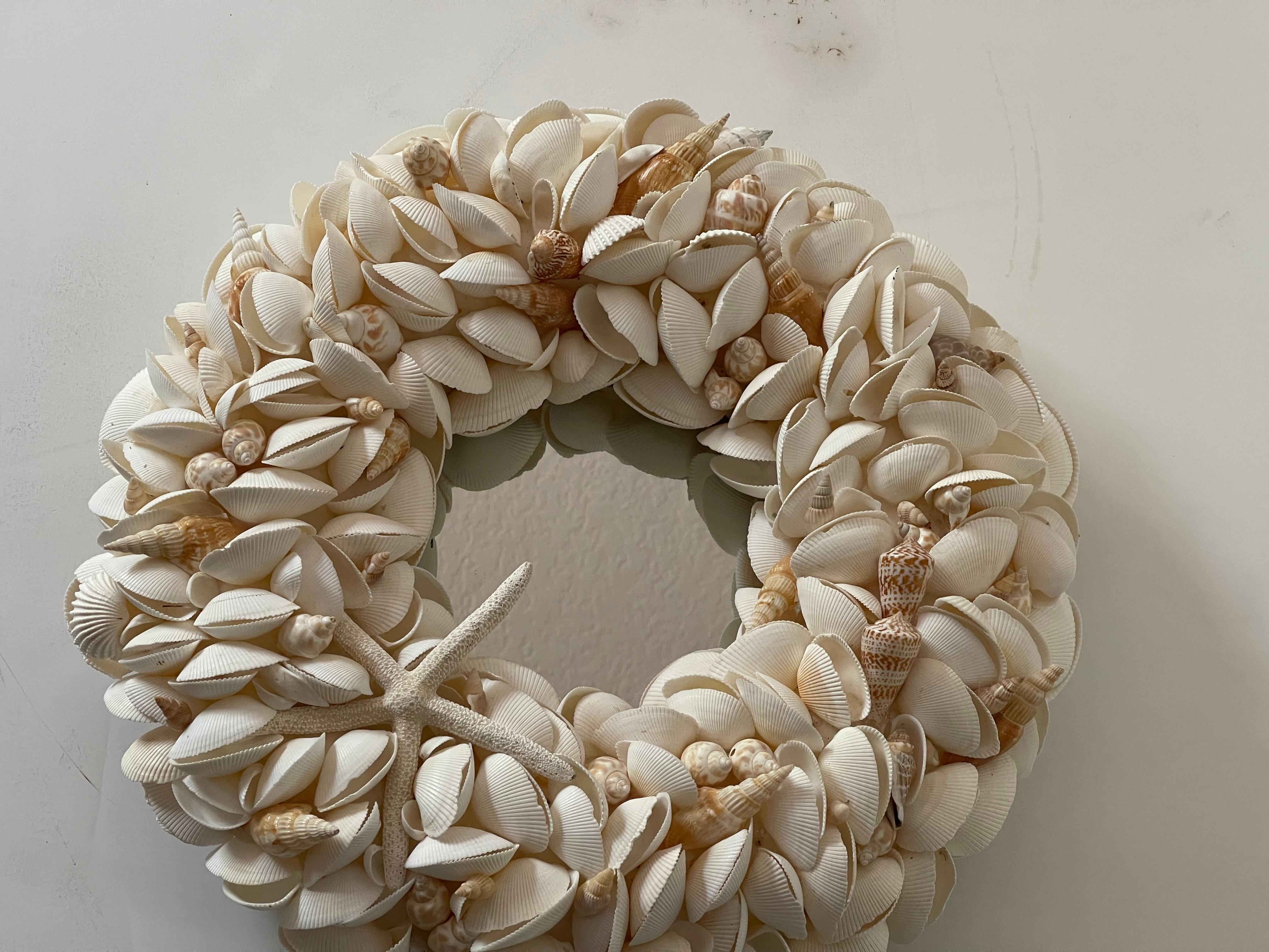 Miroir mural rond incrusté de coquillages en vente 2