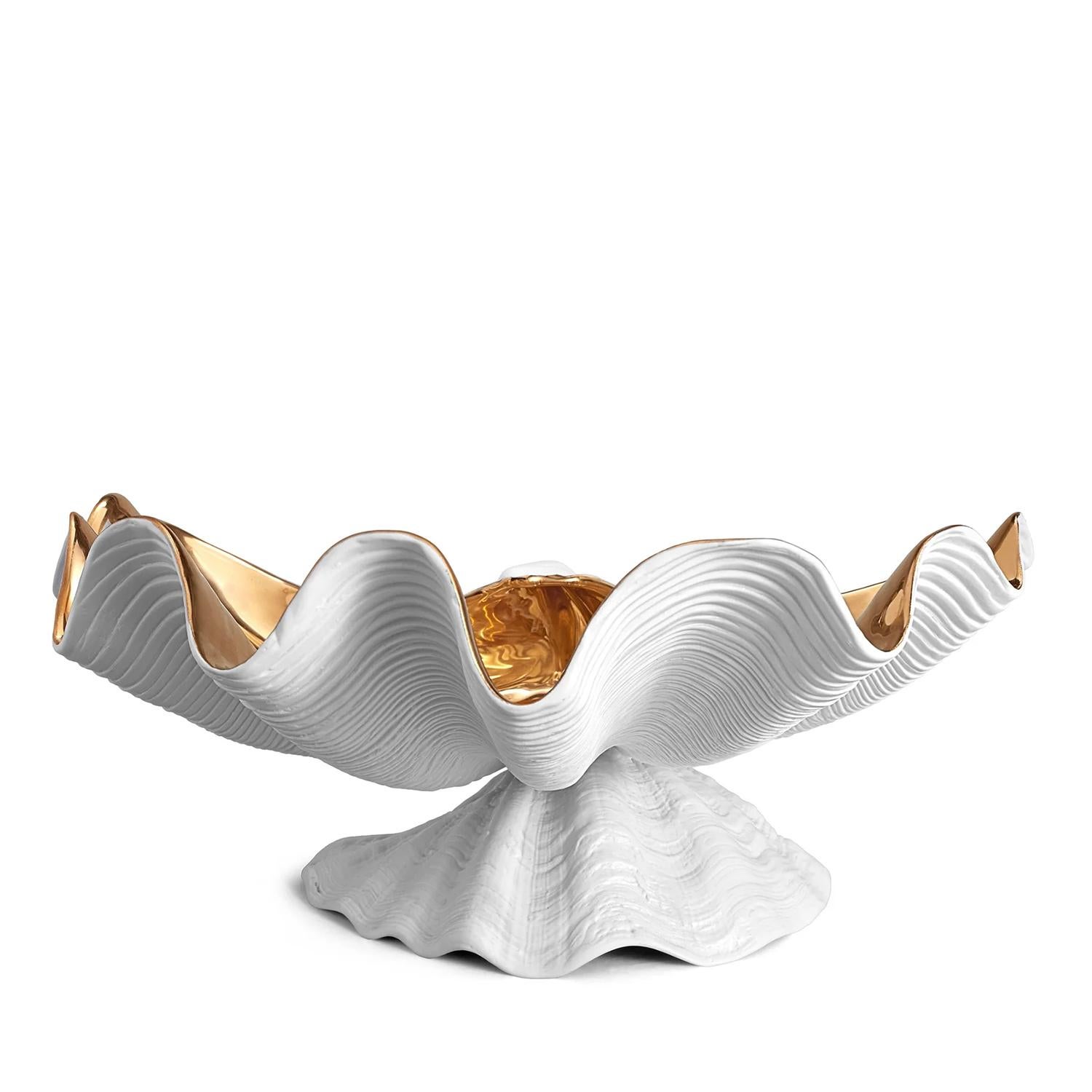 Dish sea shell gold with all structure in 
fine hand-crafted porcelain in white finish
and with 24 karat gold painted.
Delivered in luxury gift box.