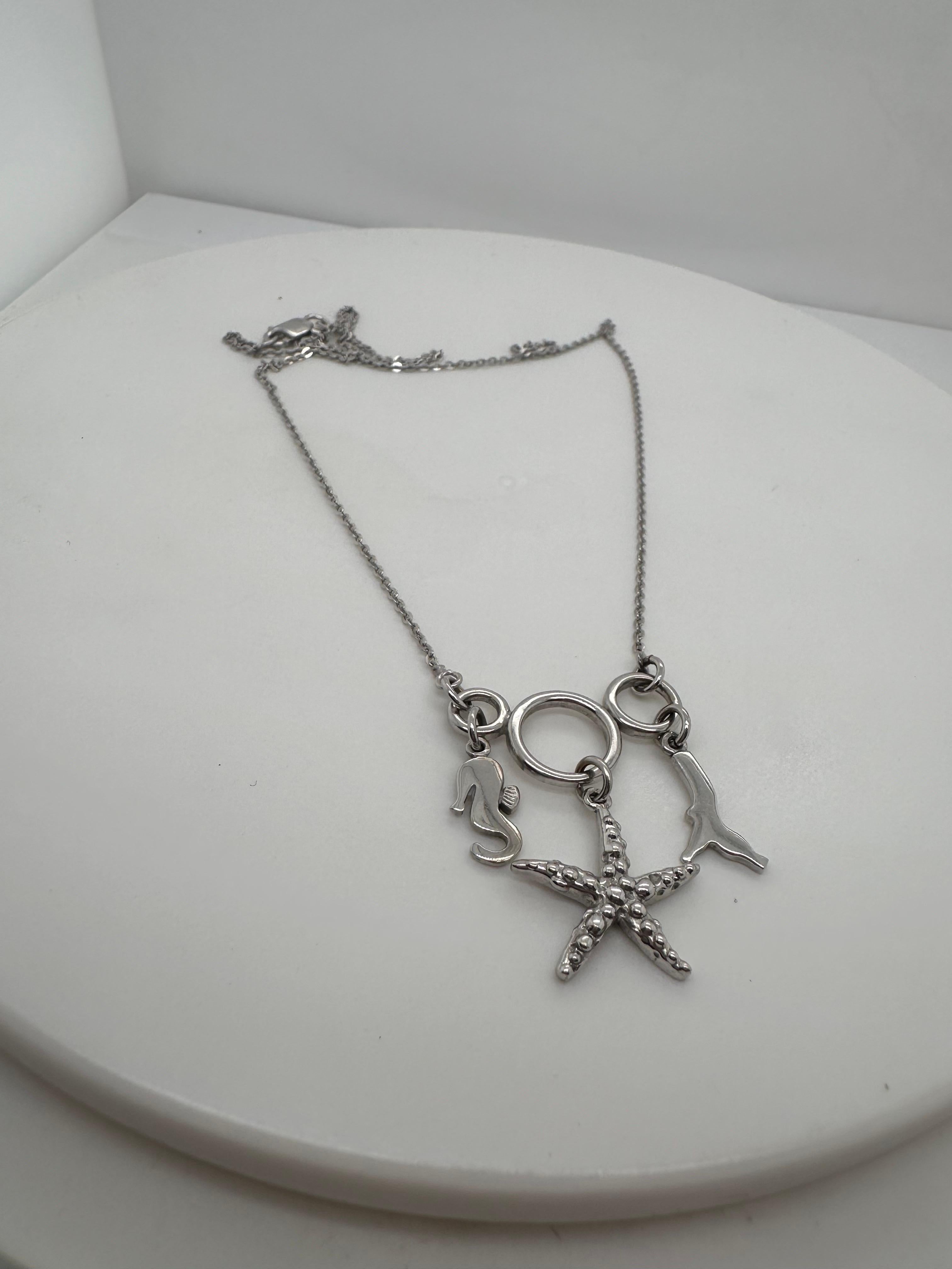 Quel collier océanique amusant à posséder, il est si beau avec n'importe quelle tenue ! Réalisé avec trois ornements de mer en or blanc massif 18KT. La qualité des ornements et de la chaîne en corde est très élevée ! Le collier mesure 18