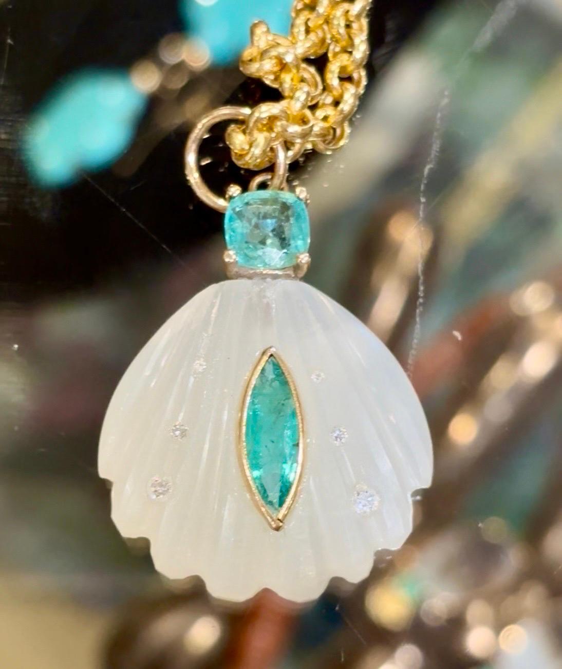 Colgante Concha Marina, Piedra Lunar con Esmeraldas y Diamantes Corte mixto en venta