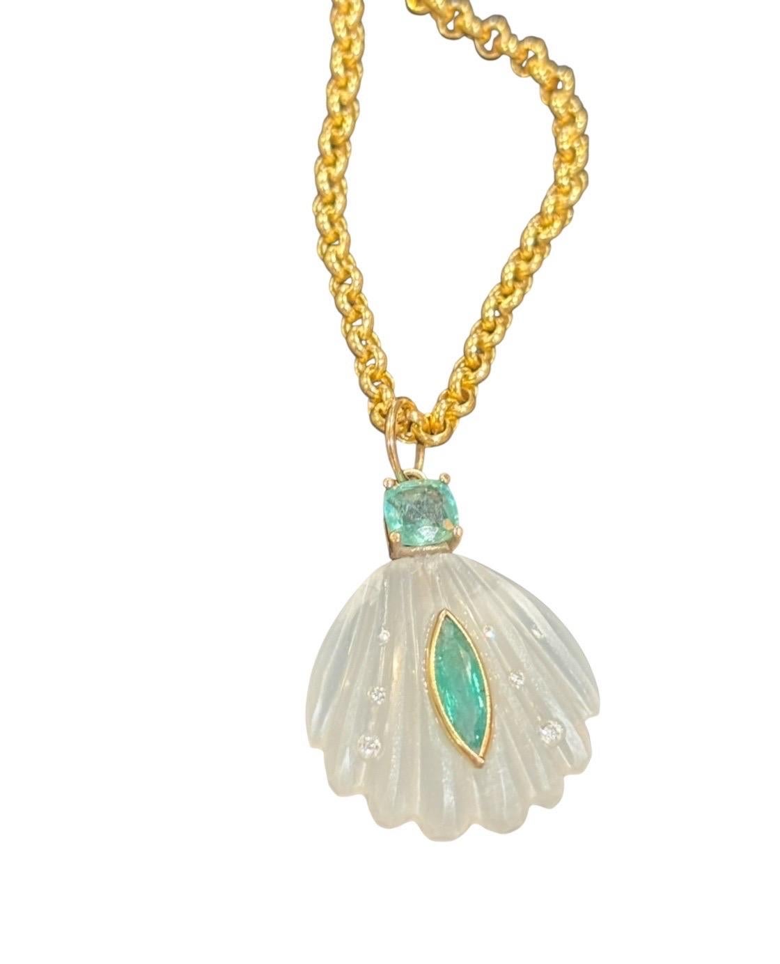Colgante Concha Marina, Piedra Lunar con Esmeraldas y Diamantes en Nuevo estado para la venta en New York, NY