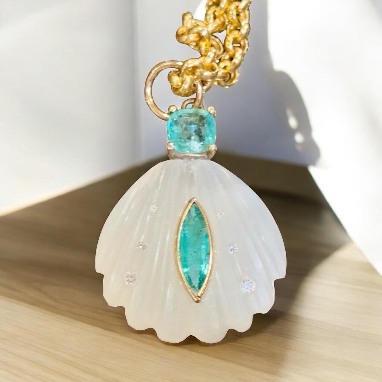 Femenino o masculino Colgante Concha Marina, Piedra Lunar con Esmeraldas y Diamantes en venta