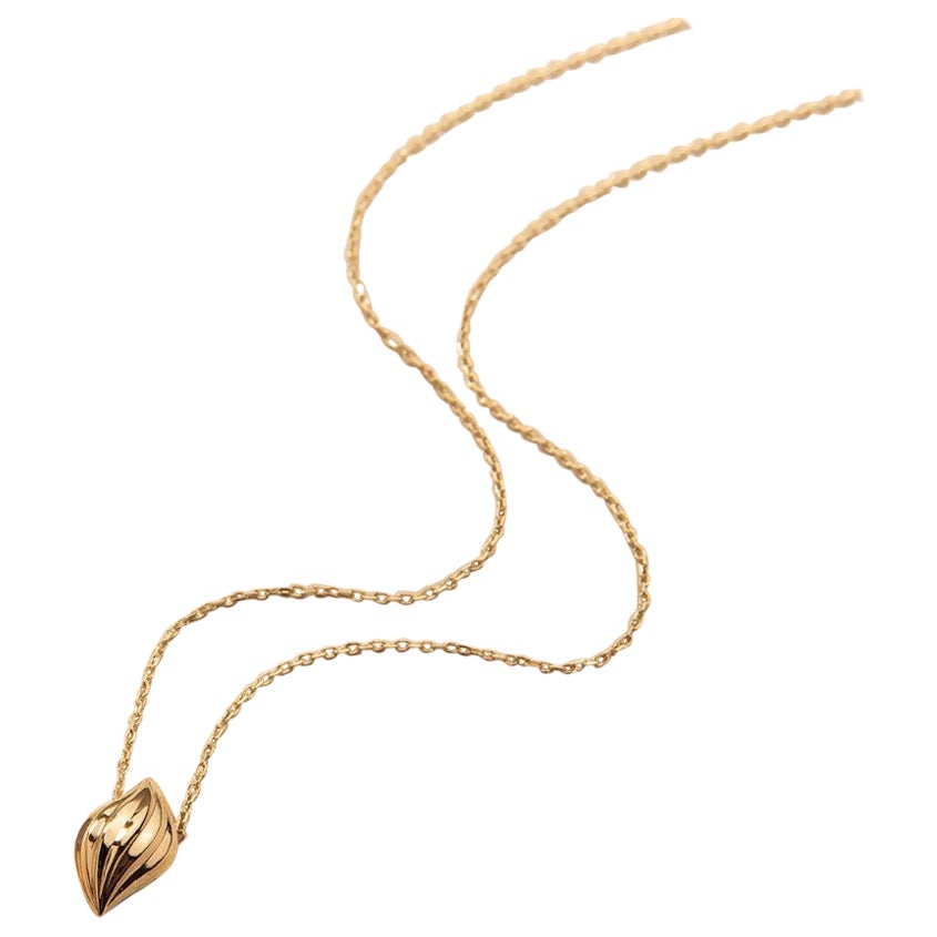 Sea Shell Pendant Necklace 16" in 14K Solid Gold For Sale