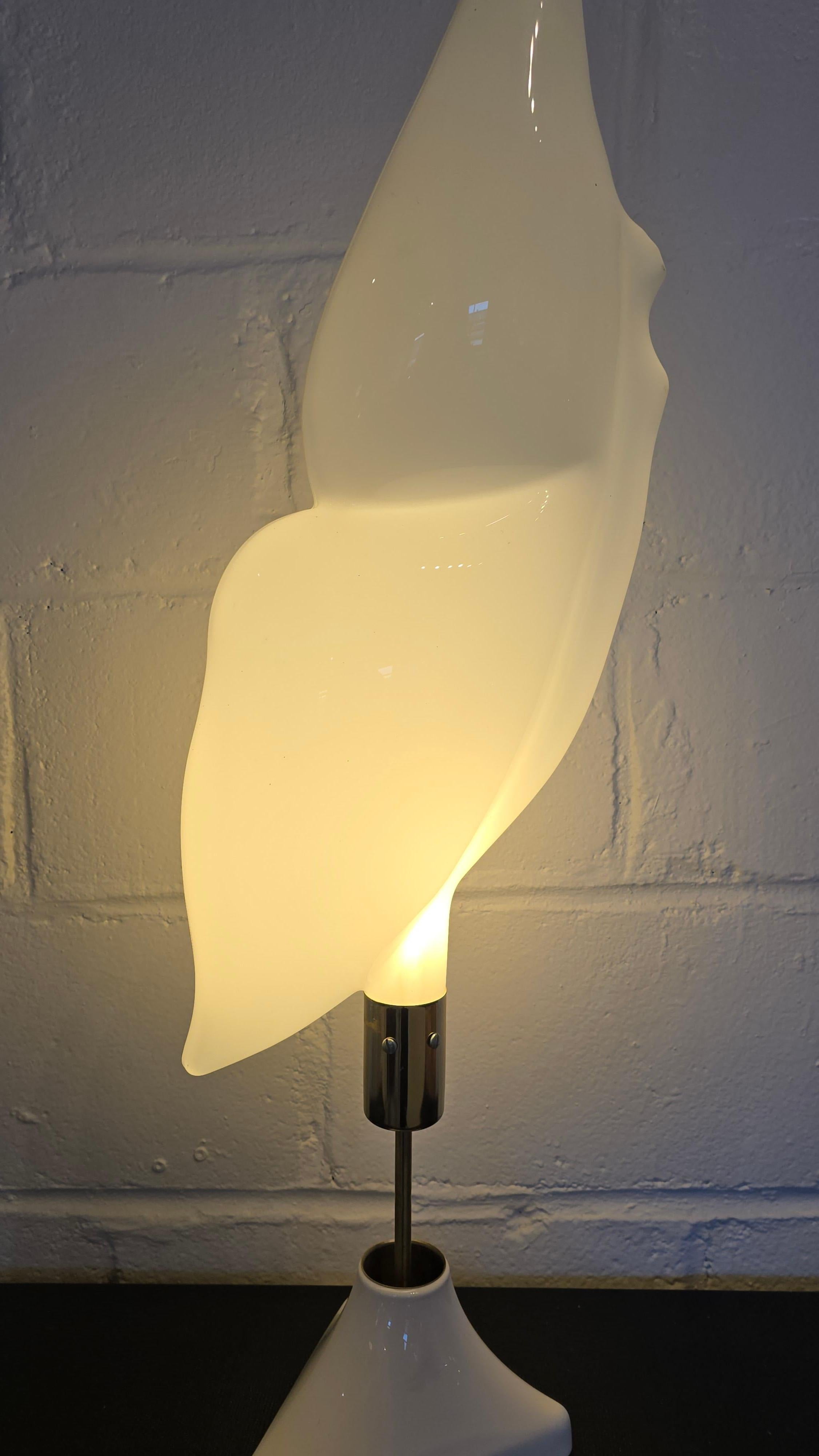 Sea Shell Shaped Acrylic Table Lamp Attributed to Rougier In Good Condition For Sale In Toronto, ON