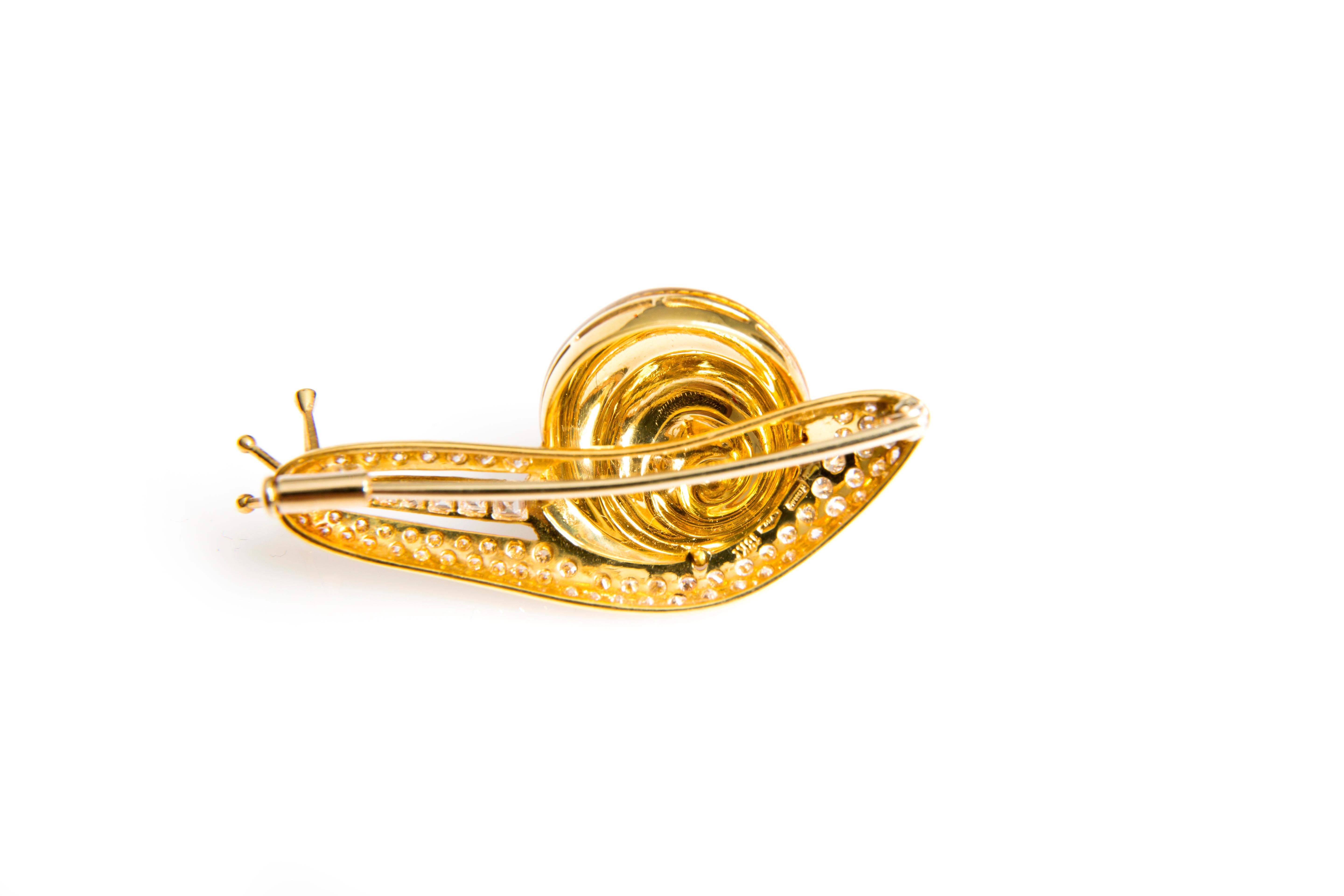 Sea Snail Enamel, Diamond and Yellow Gold Brooch In New Condition For Sale In Wiesbaden, DE