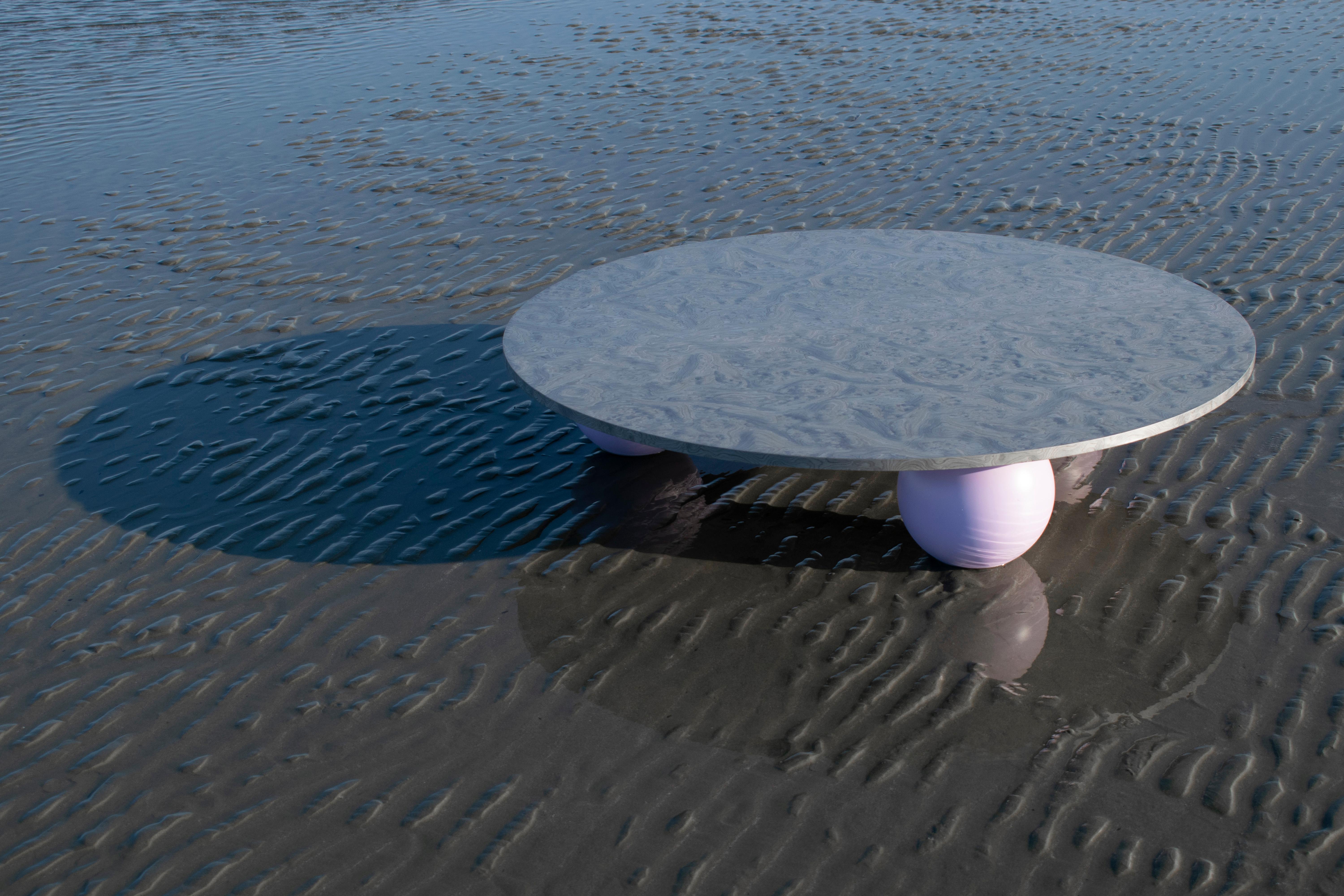 Placage Table basse SEA SURFACE en placage d'argent et sphères lilas en bois massif en vente