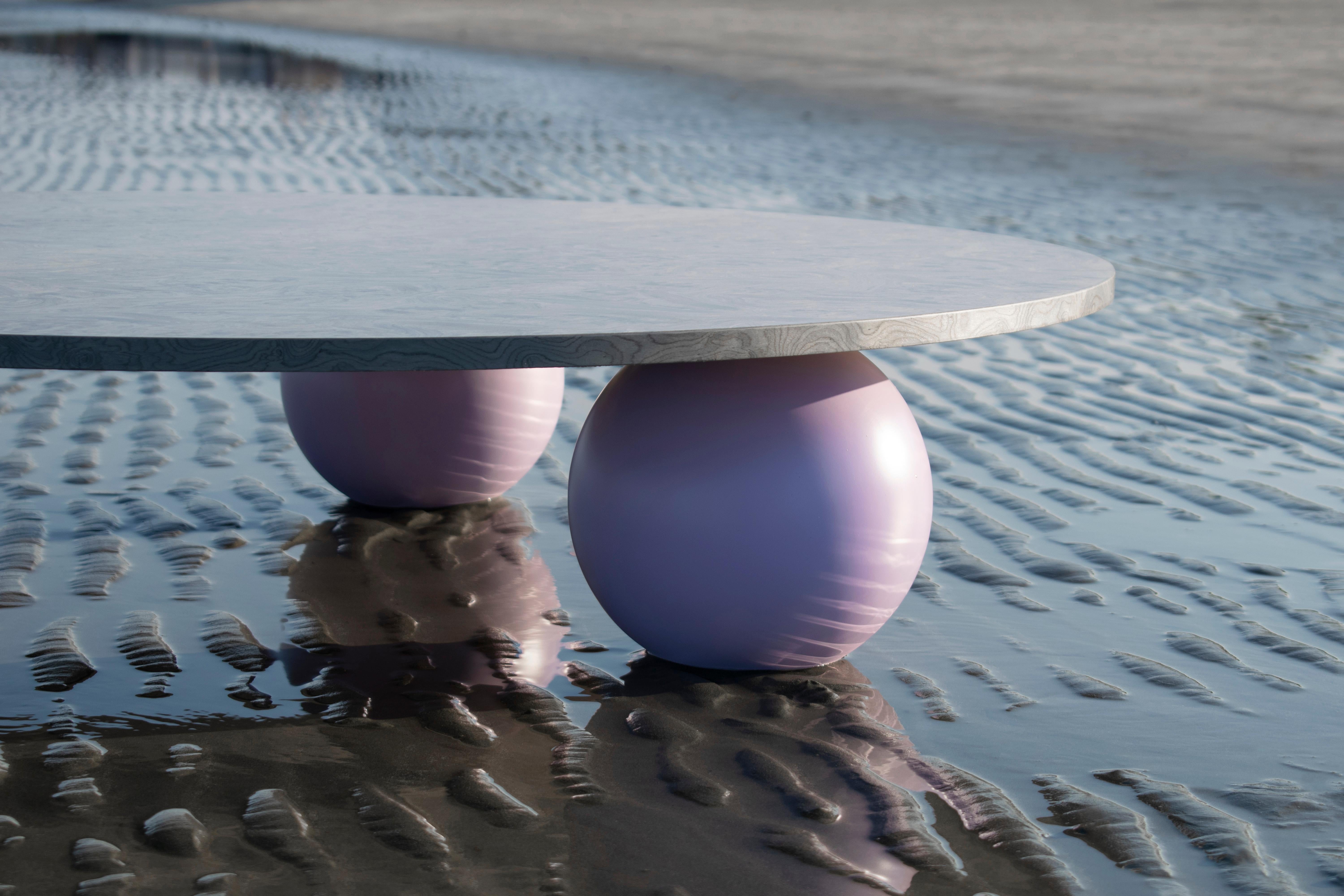 XXIe siècle et contemporain Table basse SEA SURFACE en placage d'argent et sphères lilas en bois massif en vente