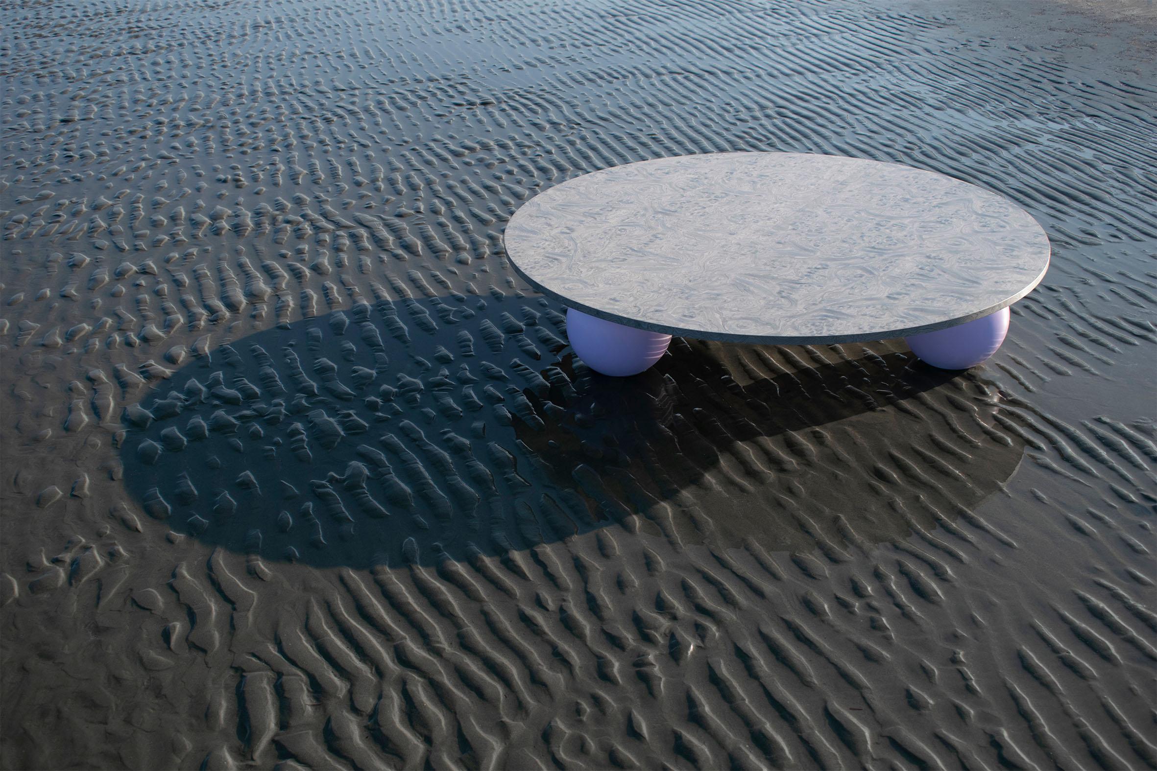 Niedriger Tisch mit Meeresoberfläche von Studio Christinekalia im Zustand „Neu“ im Angebot in Geneve, CH