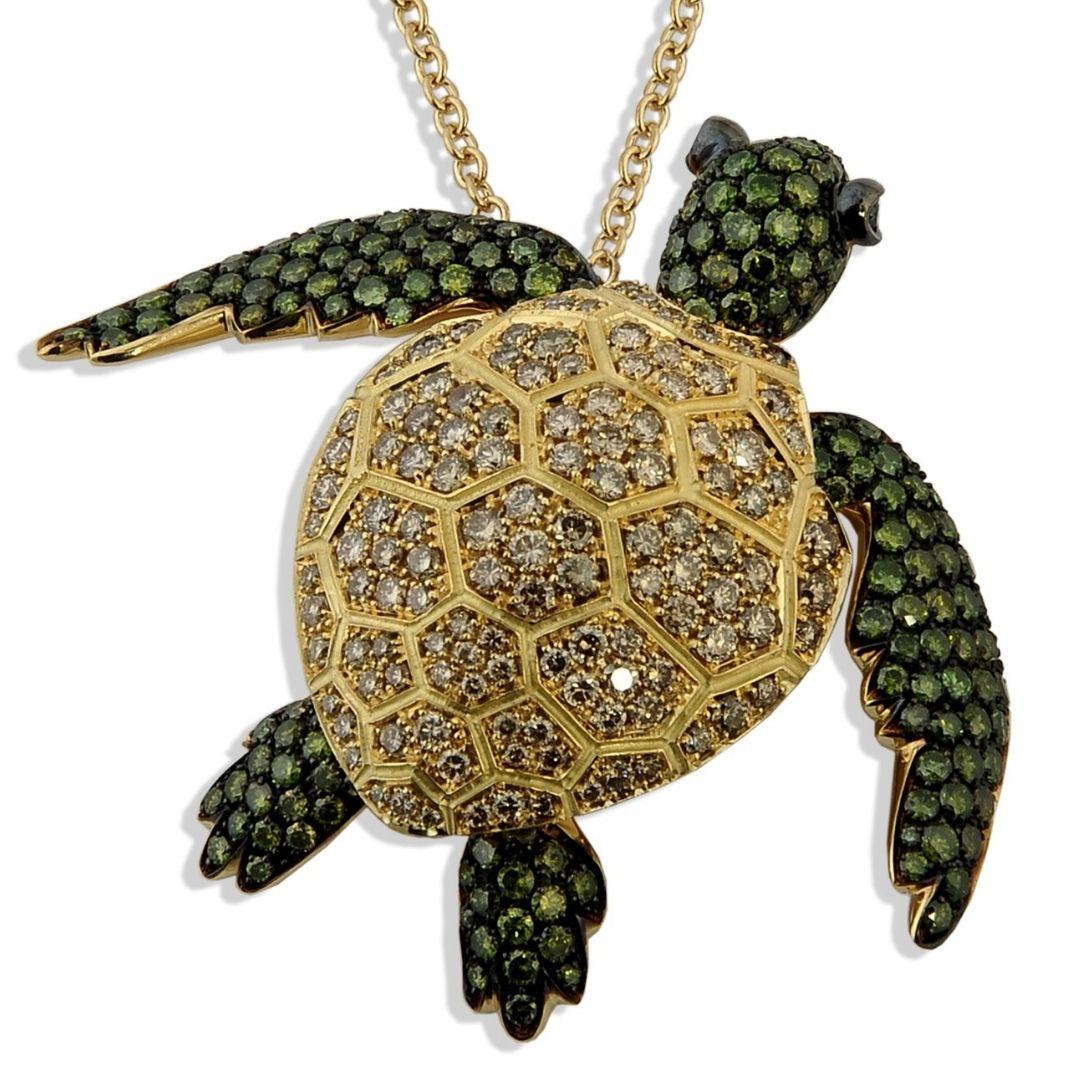 Brilliant Cut Sea Turtle green and brown diamonds pavè pendant necklace in 18kt gold For Sale