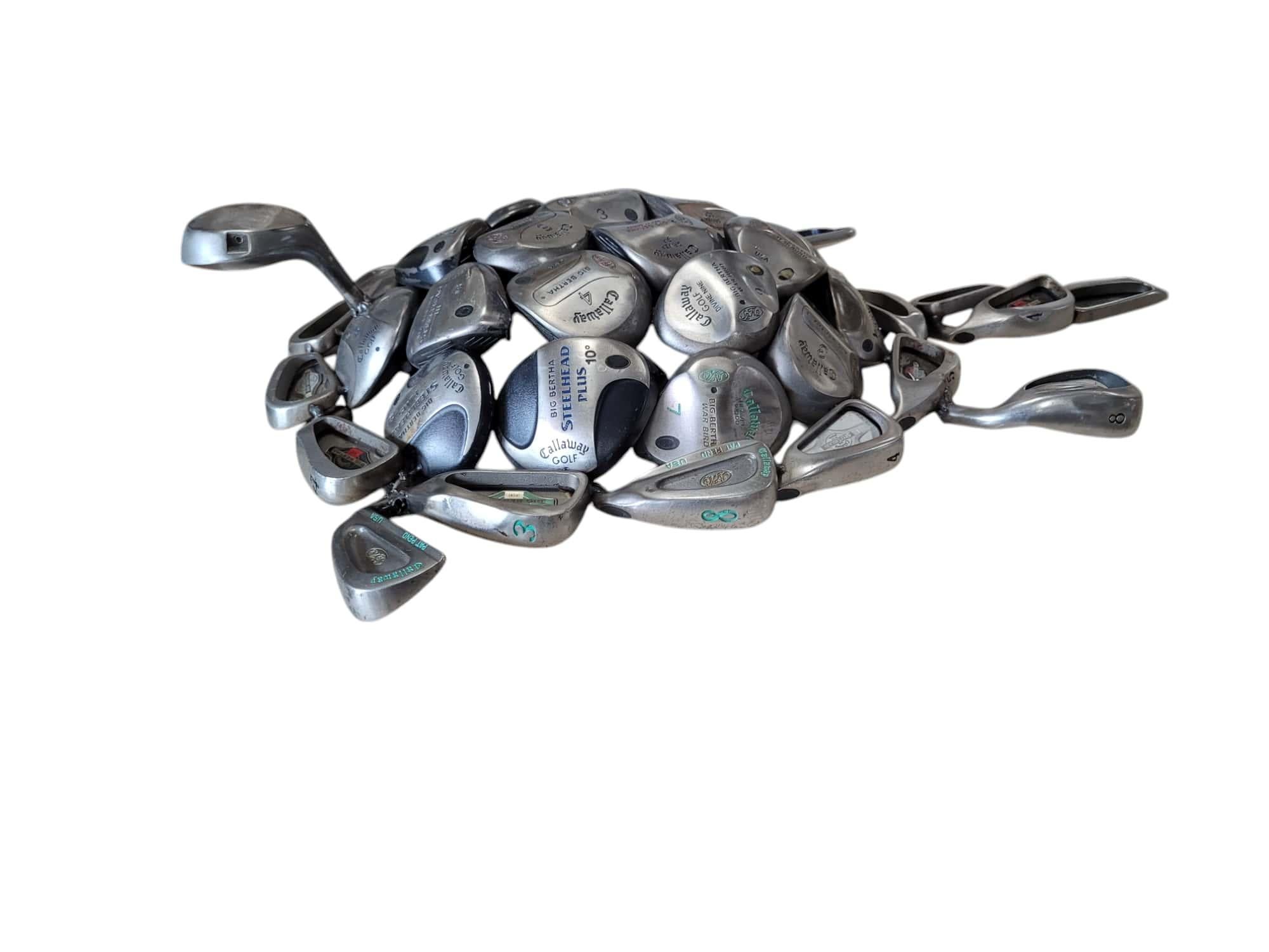Esta escultura única de Tortuga marina está hecha a mano con palos de golf Callaway antiguos reutilizados, lo que la convierte en una obra de arte única y sostenible. Firmada por el artista, esta pieza de conversación es perfecta para cualquier