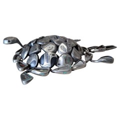 Escultura de tortuga marina hecha con palos de golf Callaway antiguos