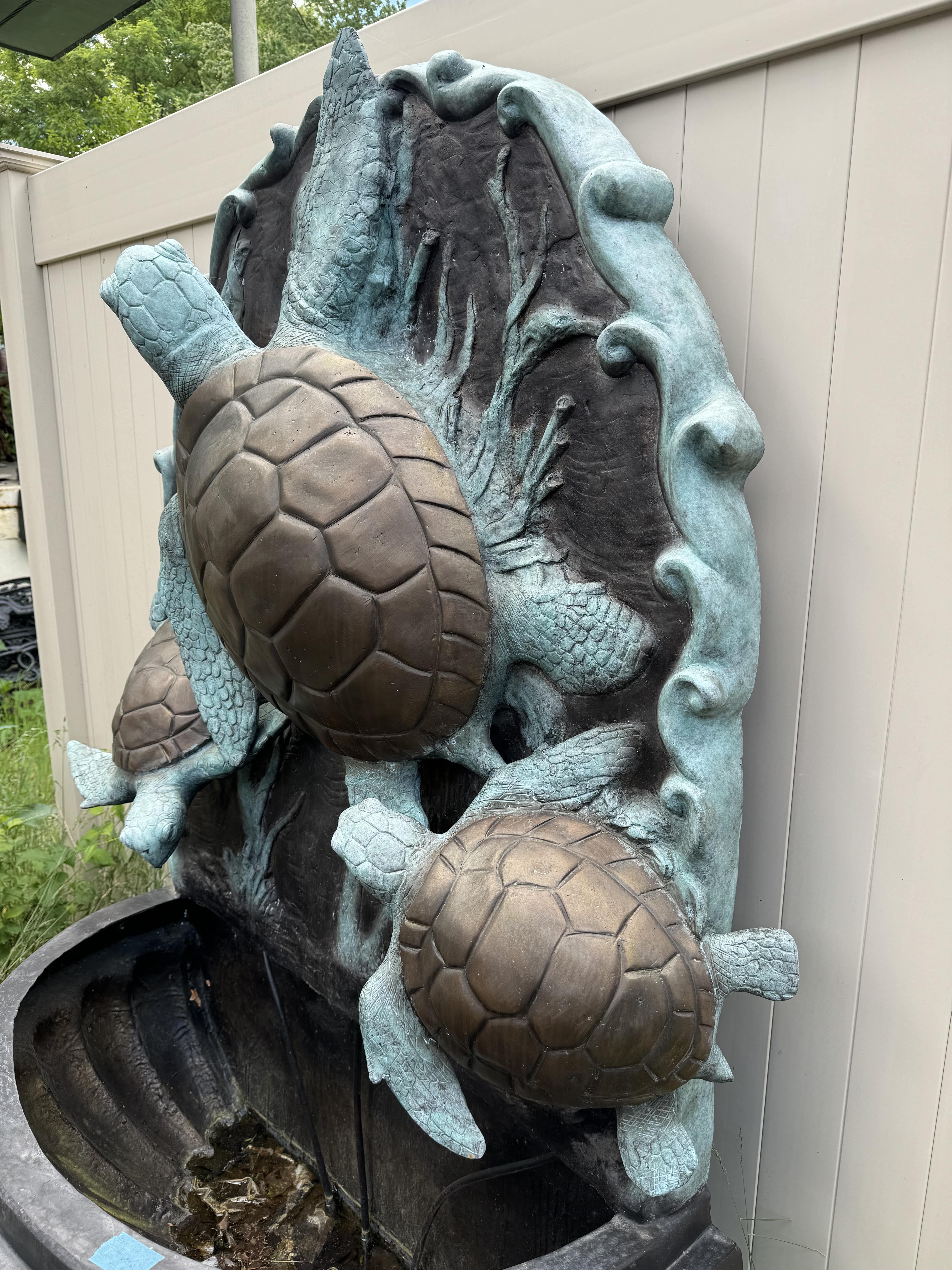 Fontaine murale sur pied en forme de tortue de mer en vente 1
