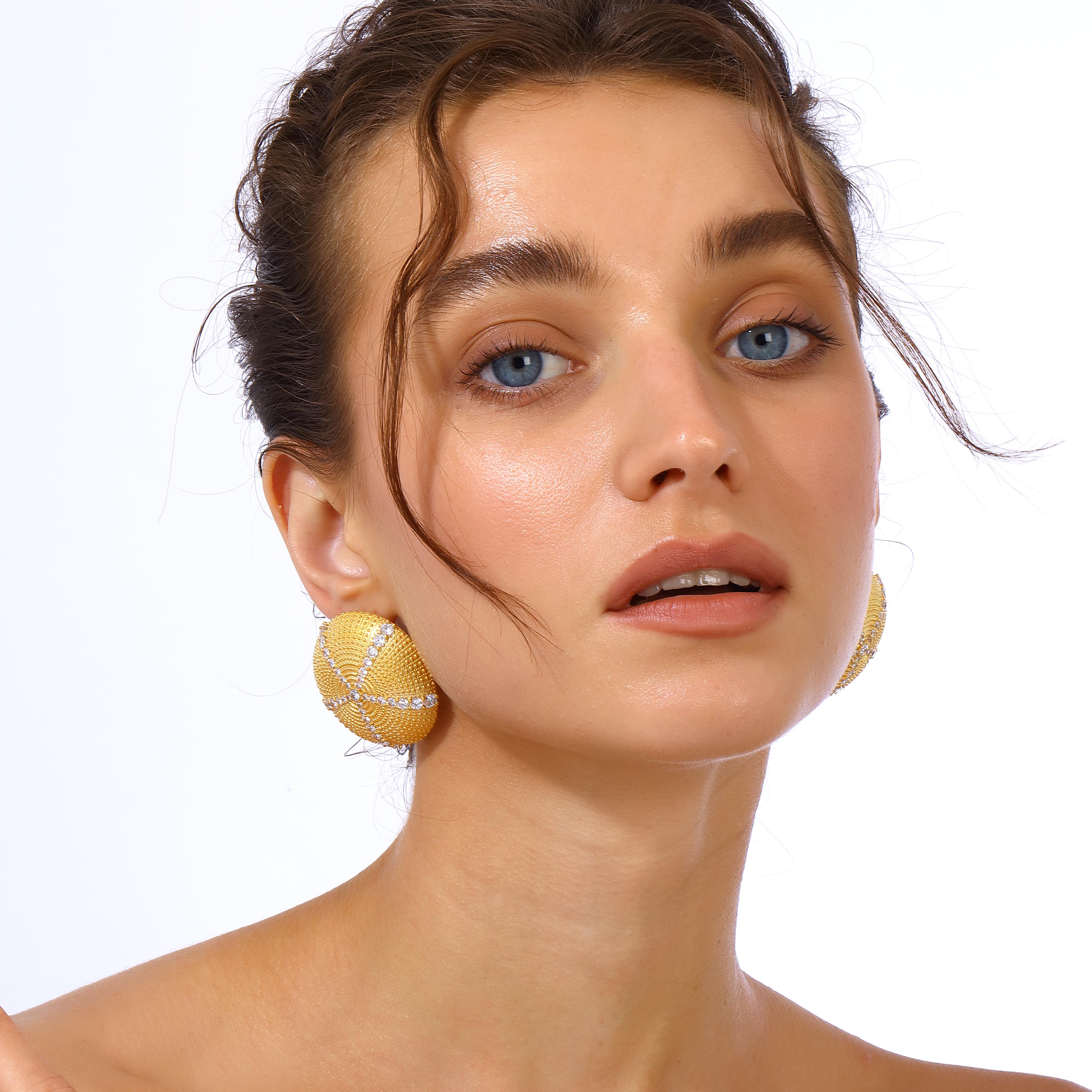 Sea Urchin Earrings - Clear In New Condition For Sale In Beyoğlu/İstanbul, 34