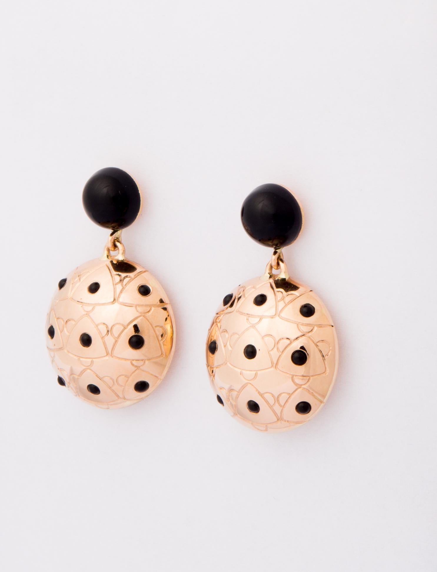 Explore the Mediterranean seabeds with these lovely pair of Sea Urchin earrings.
The creativity of their bodies are handcrafted with Yellow gold 18K and Onyx. Excellent design around your ears to give a touch of originality and glamour.
Comes with