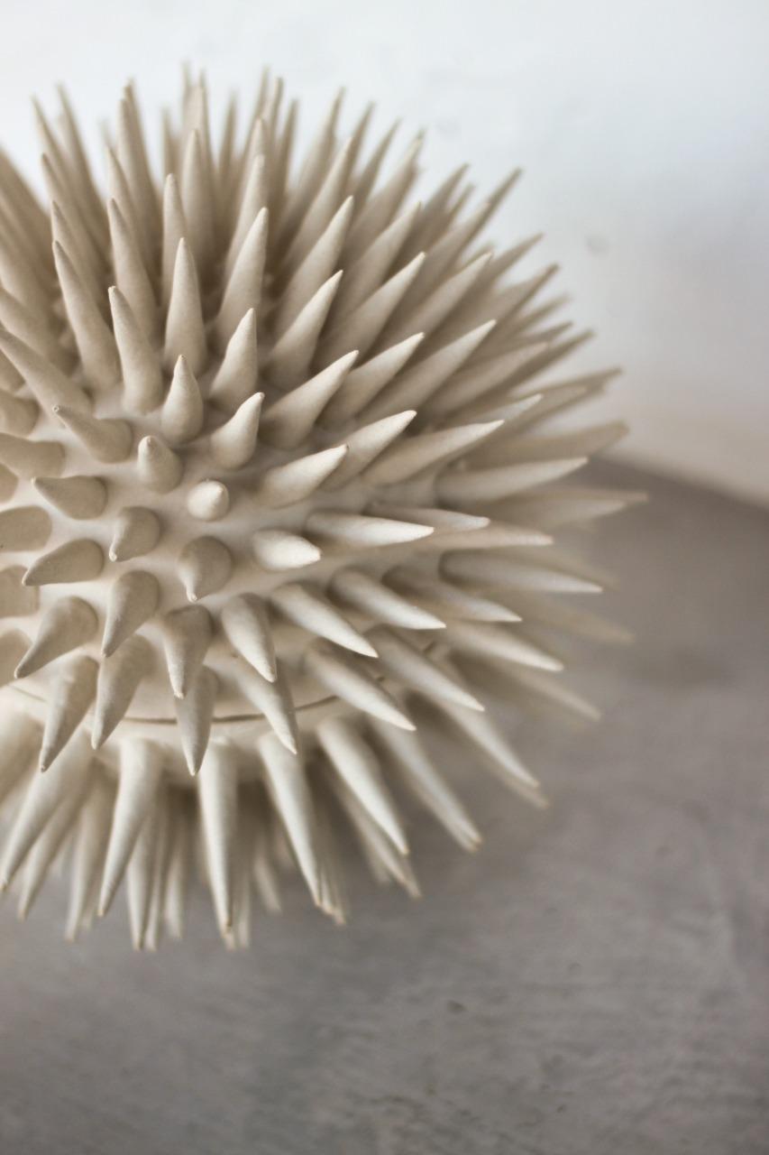 ceramic sculpture sea urchin N.1 - Grimpa Partnership  In New Condition For Sale In Florianópolis, BR