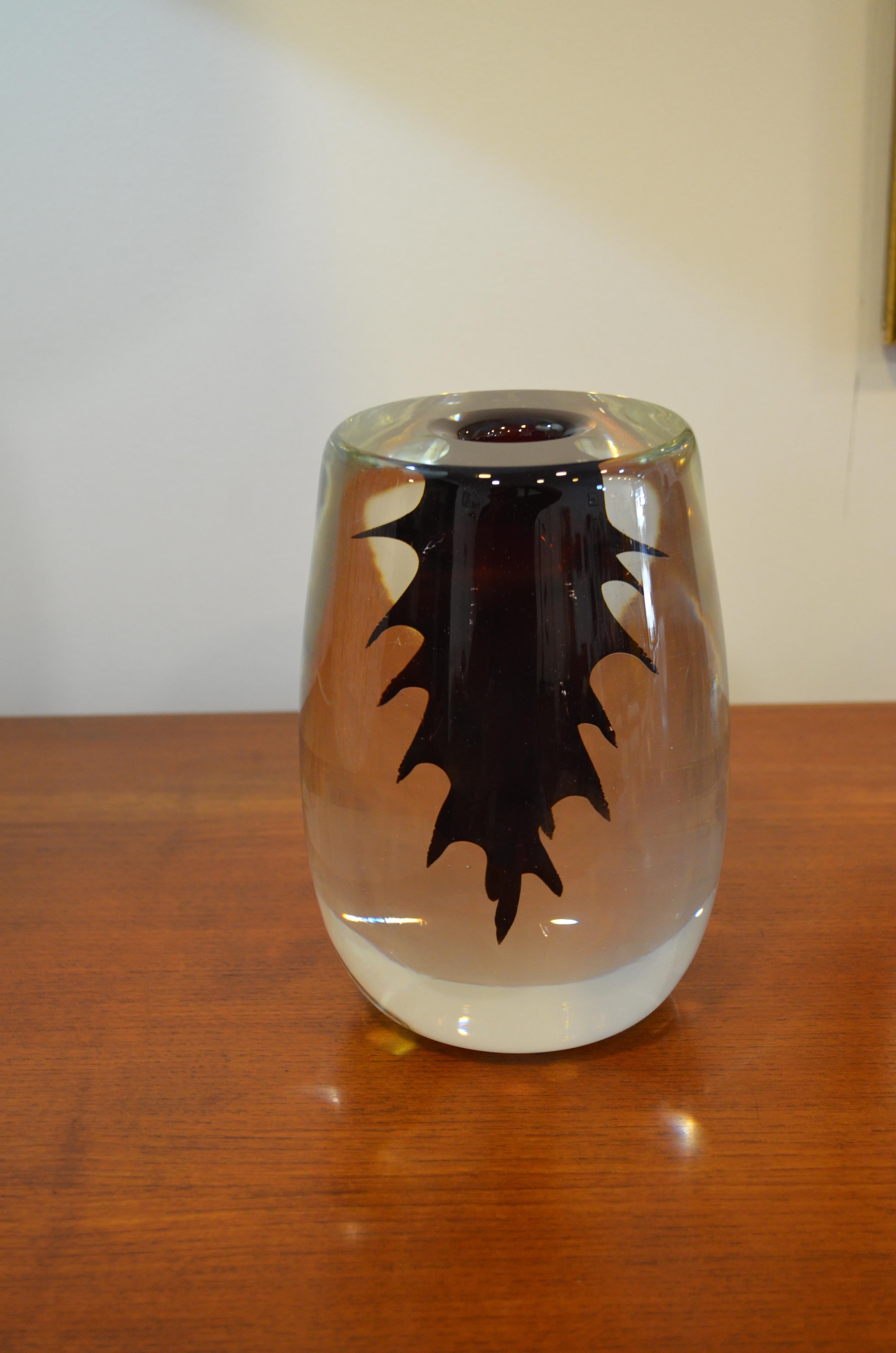 Wunderschöne Vase aus Öko-Kristall (Ersatz von Blei durch Bariumkarbonat), geschaffen vom portugiesischen Glasmachermeister Nelson FIGUEIREDO. Einzigartiges Stück! Dieses Stück ist Teil der Ouriço-Kollektion (Seeigel). Tiefschwarze Farbe ! 4,9 kg