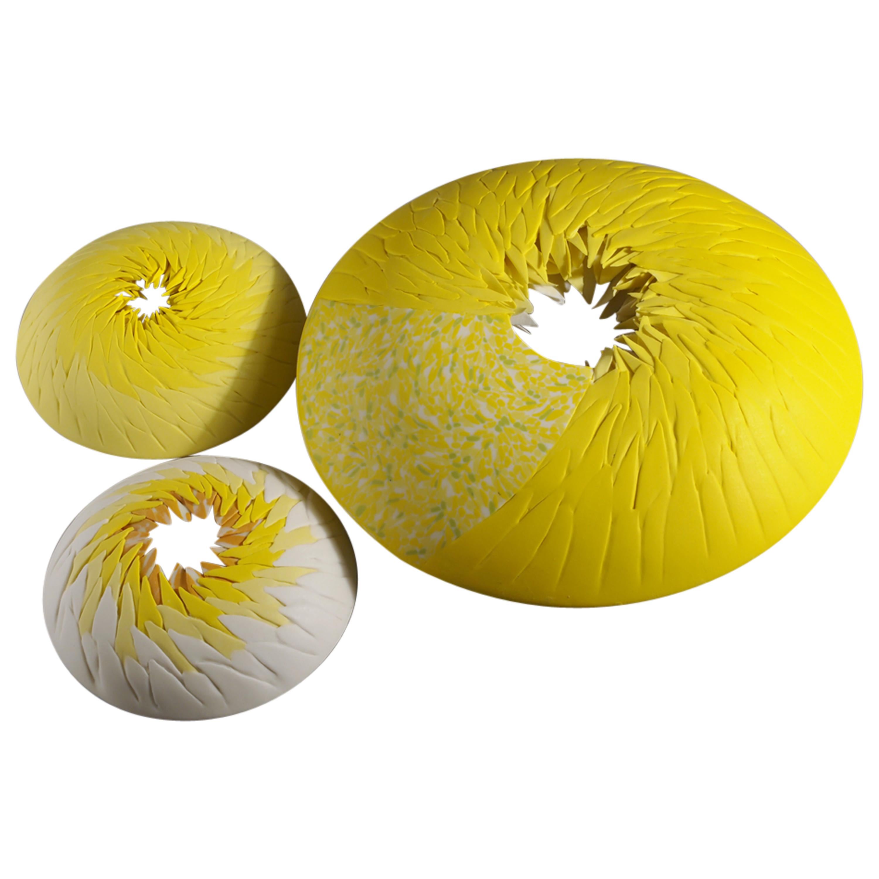 Installation de 3 pièces en porcelaine jaune " Sea Urchins " Contemporary 21st Century en vente