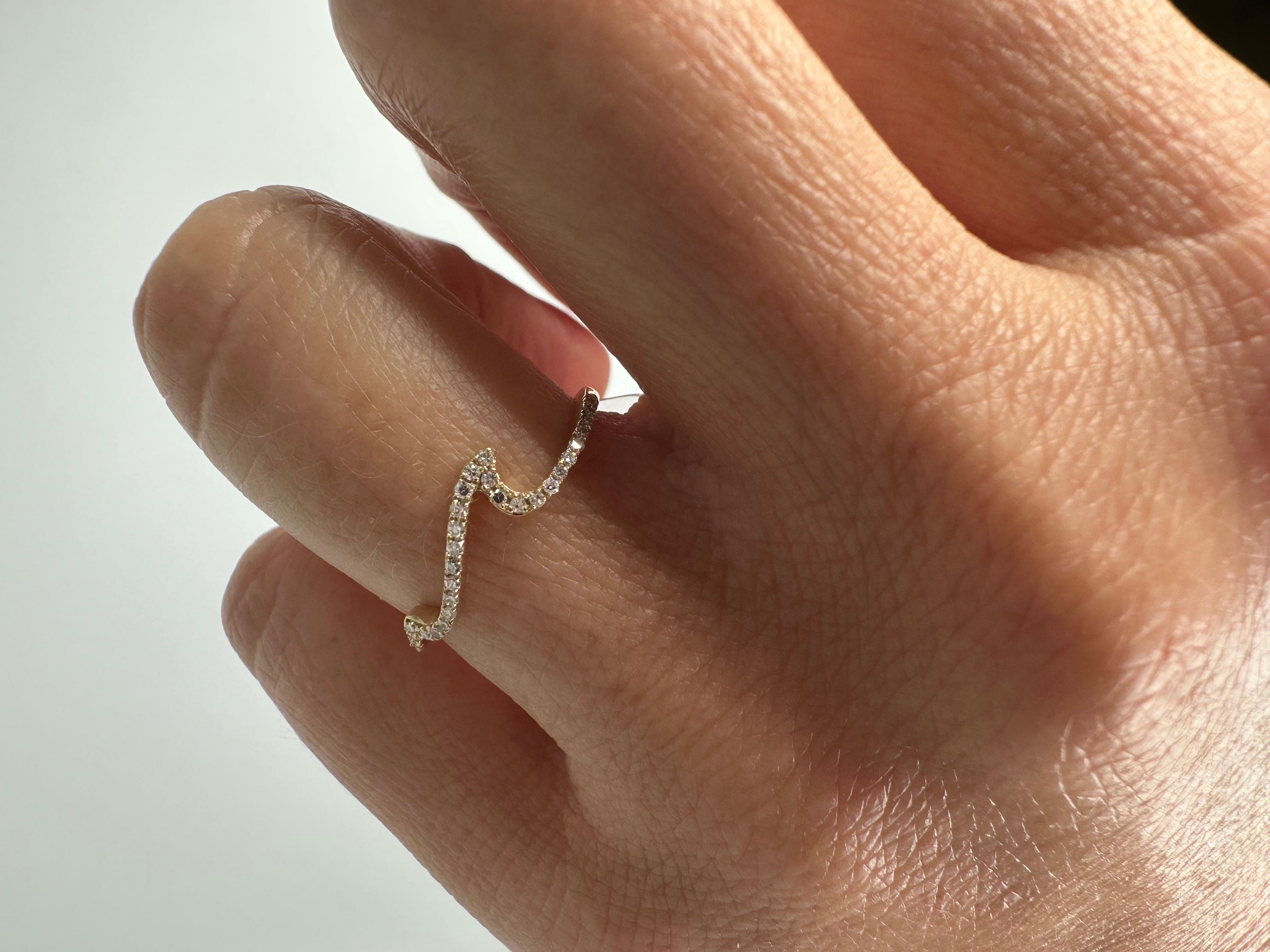 Das Echtheitszertifikat wird beim Kauf mitgeliefert! Ein Ring für einen wahren Meeresliebhaber, ein minimalistischer Wellen-Diamantring aus 14KT Gold!



WAS SIE BEI STAMPAR JEWELERS BEKOMMEN:
Stampar Jewelers, im Herzen von Jupiter, Florida, ist