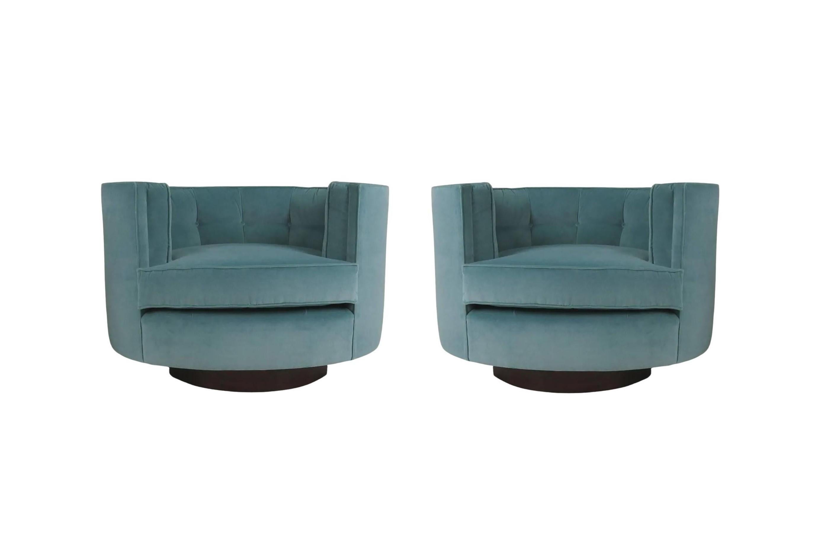 An exemplary and very rare pair of Flair tub swivel chairs in style of Milo Baughman, circa 1970s. His signature style, defined by clean lines and architectural simplicity, expresses an acute awareness of the evolution of design. Swivel chairs have