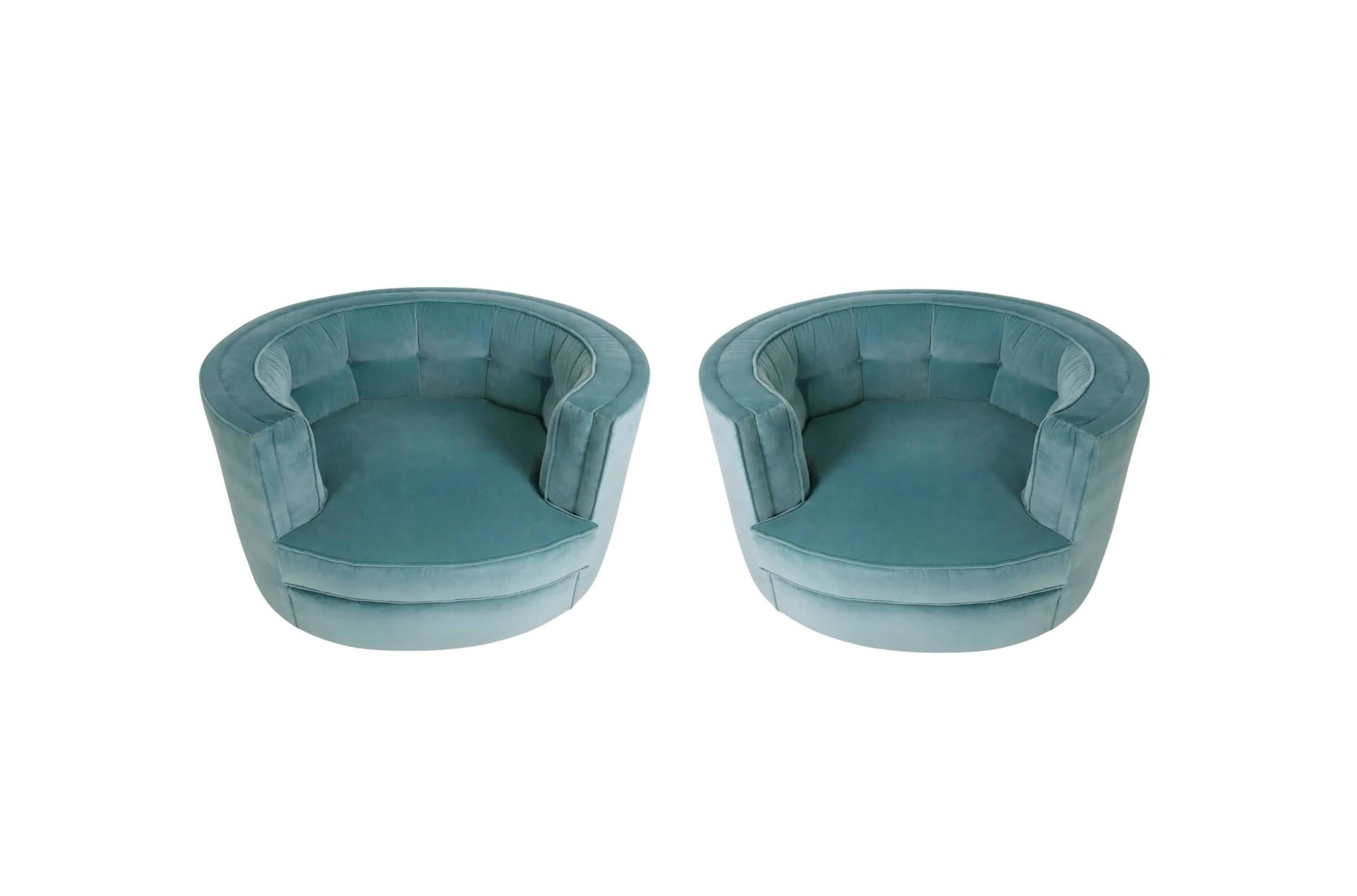 Mid-Century Modern Paire de chaises pivotantes ovales en mohair bleu écume de mer de style Milo Baughman par Flair en vente