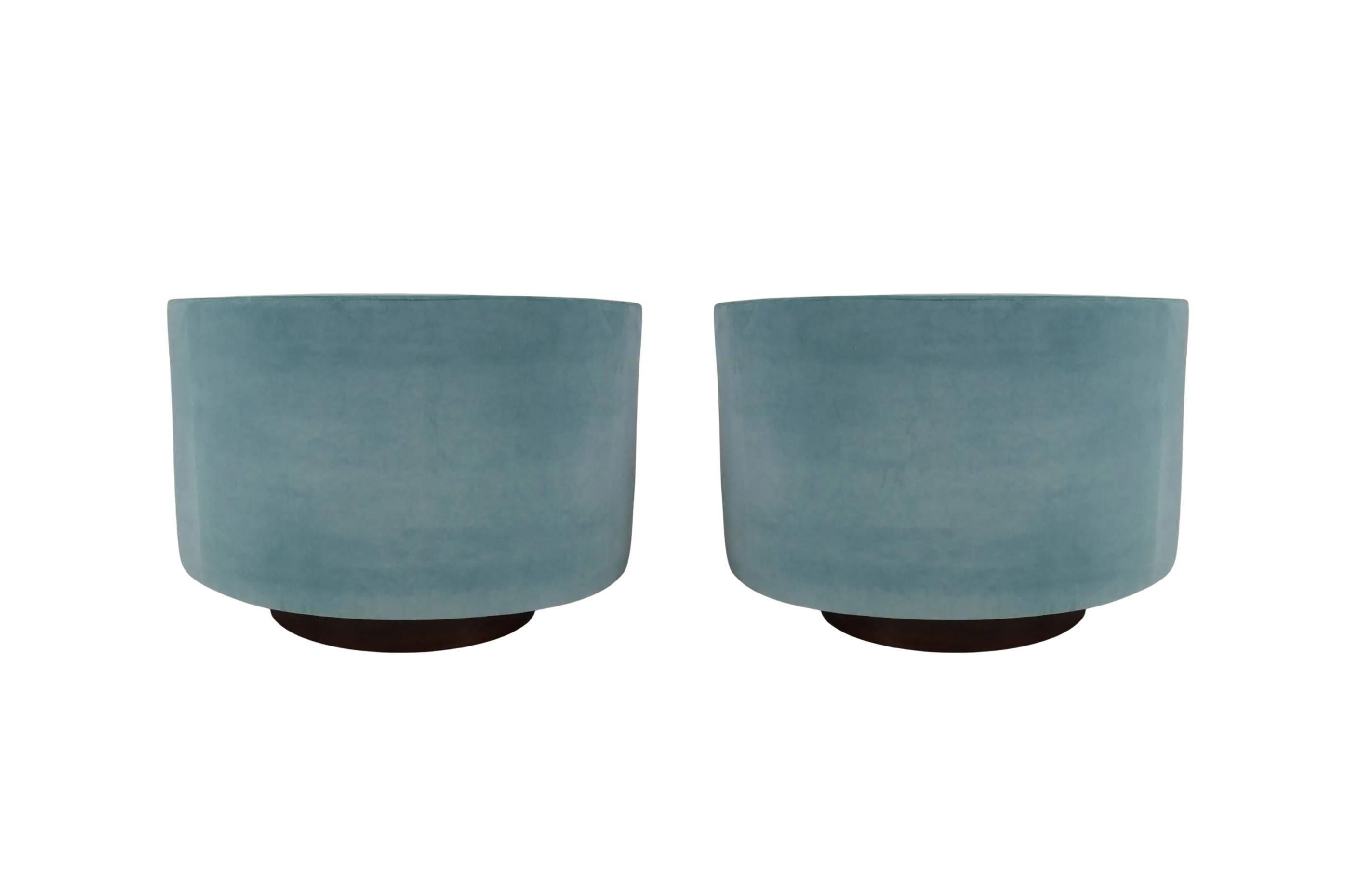 Paar ovale Drehstühle aus blauem Mohair im Milo Baughman-Stil von Flair, Meerschaumblau im Angebot 1