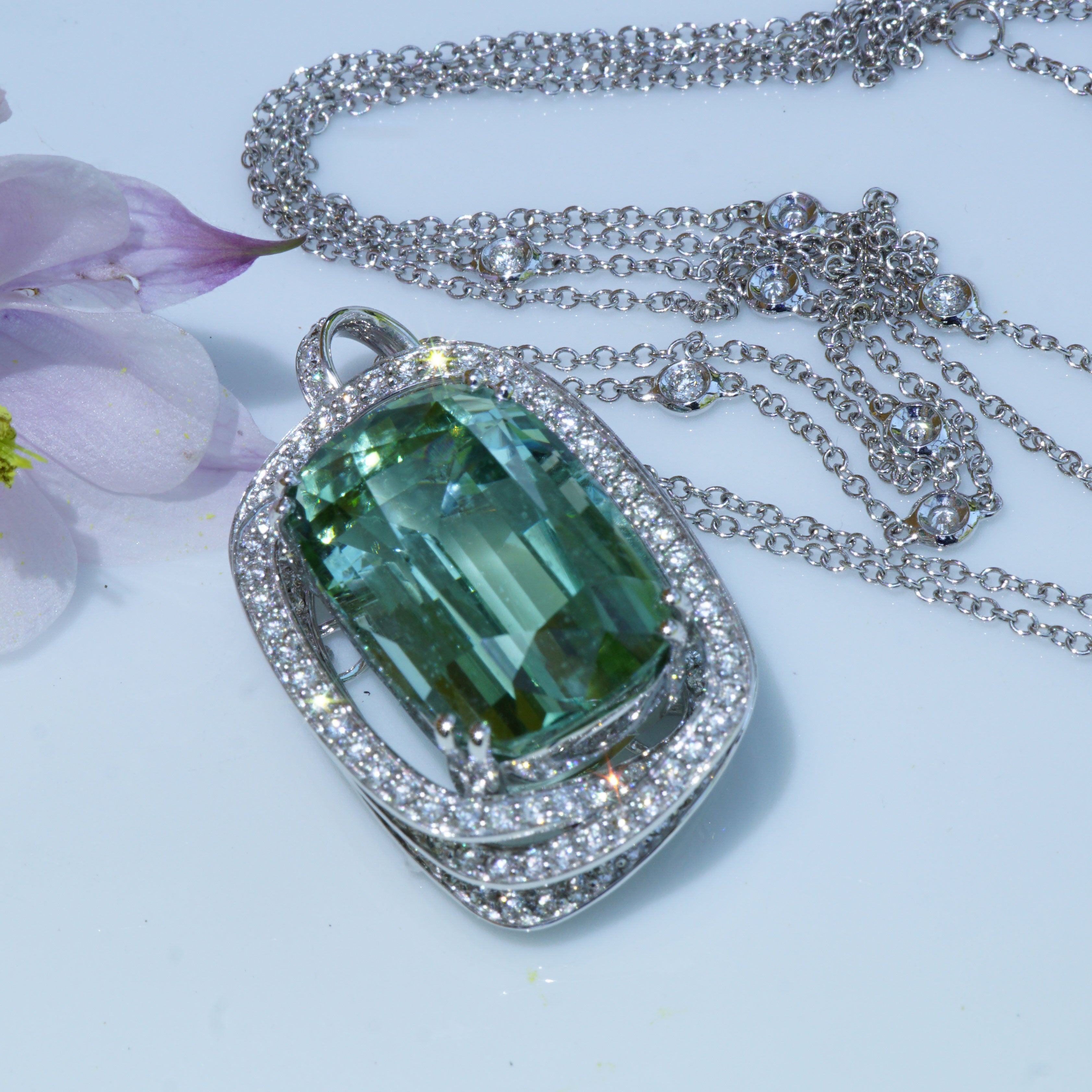 is one of the most beautiful gemstone colors there is the SEAFOAM GREEN tourmaline from Afghanistan (Seafoam green) with excellent luminosity and brilliance as with most Afghan tourmalines, AAA+, flawless, effectively set in an elliptical