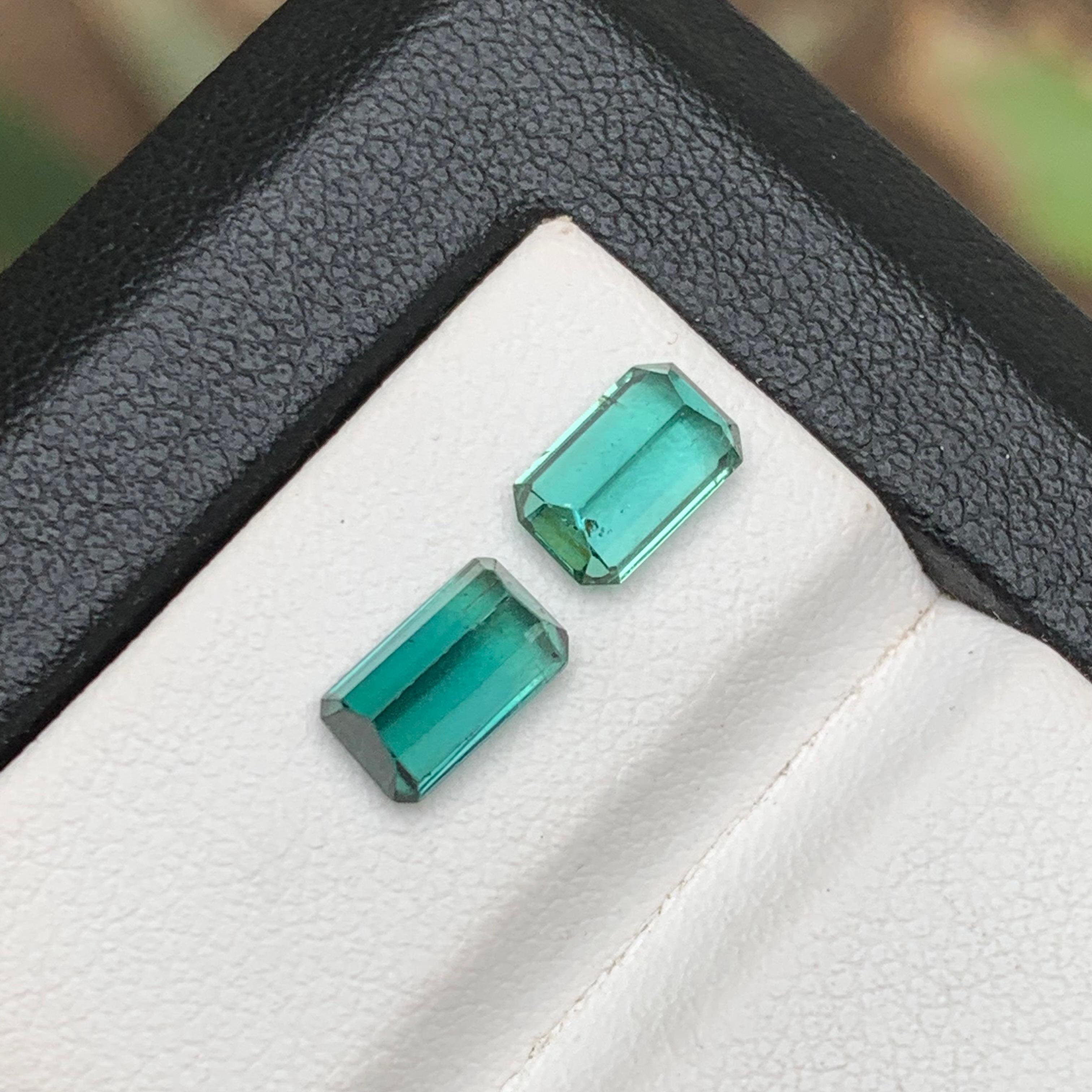 Paire de tourmalines naturelles bleu verdâtre écaille de mer, tourmaline non sertie, 2,25 carats Unisexe en vente