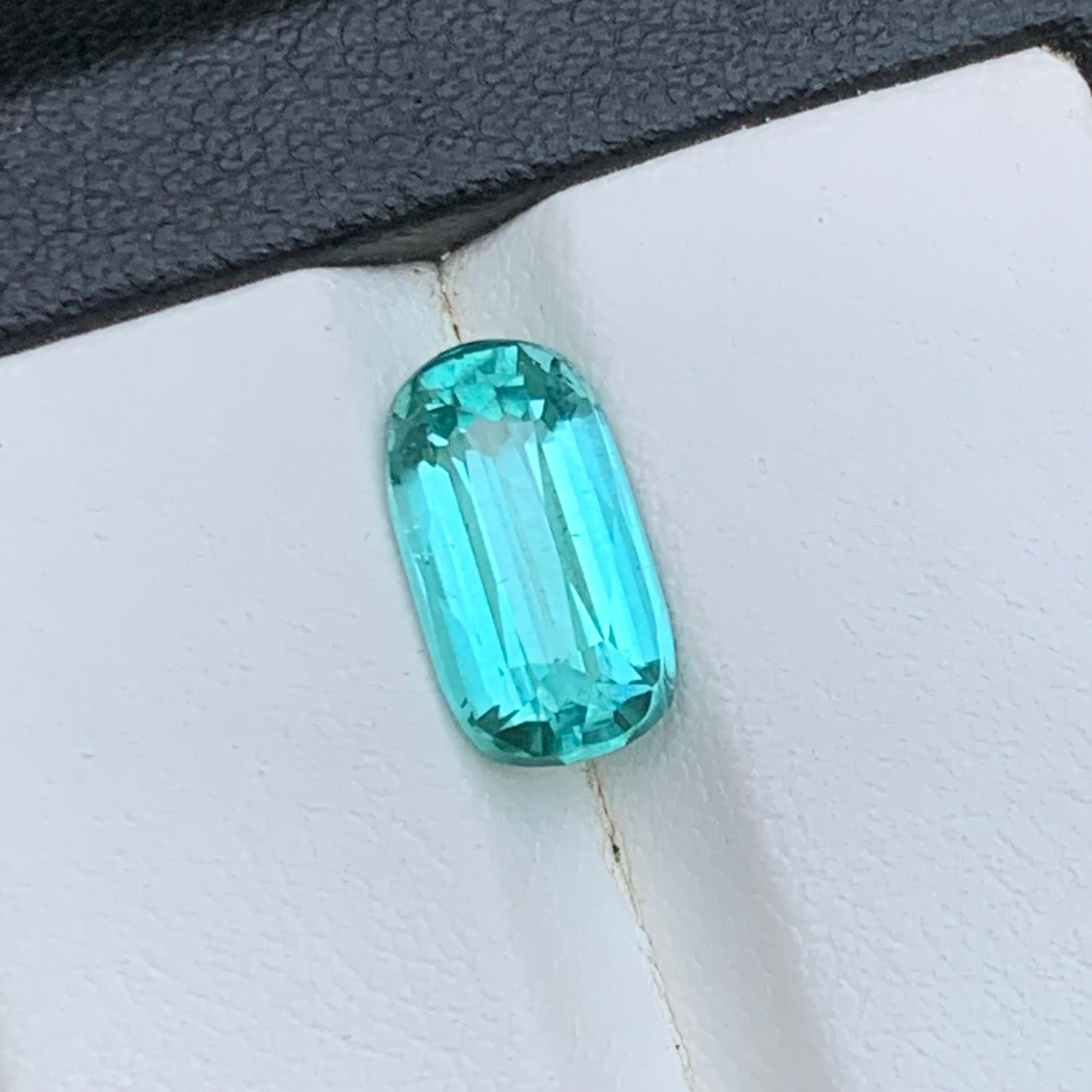 💎 EDELSTEINART: Turmalin
⚖️ GEWICHT: 3,53 Karat
🪚 FORM & SCHNITT: Kissenschliff
📏 GRÖSSE (MM): 11,80 x 6,44 x 6,05
🌈 FARBE: Neon Seafom Grünlich Blau
🔎 KLARHEIT: Ungefähr Augenrein
🧪 BEHANDLUNG: Keine (100% natürlich)
🌍 URSPRUNG: Kunar