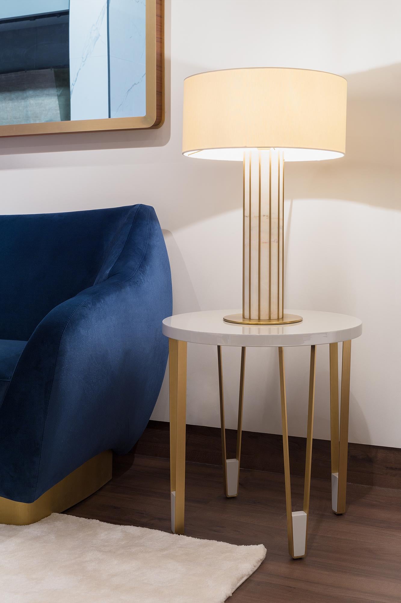 La lampe de table Seagram reçoit le nom de la première tentative de construction de gratte-ciel par l'architecte moderniste Mies van der Rohe.
Suivant l'esthétique fonctionnaliste de l'immeuble Seagram situé à New York, cette pièce d'éclairage