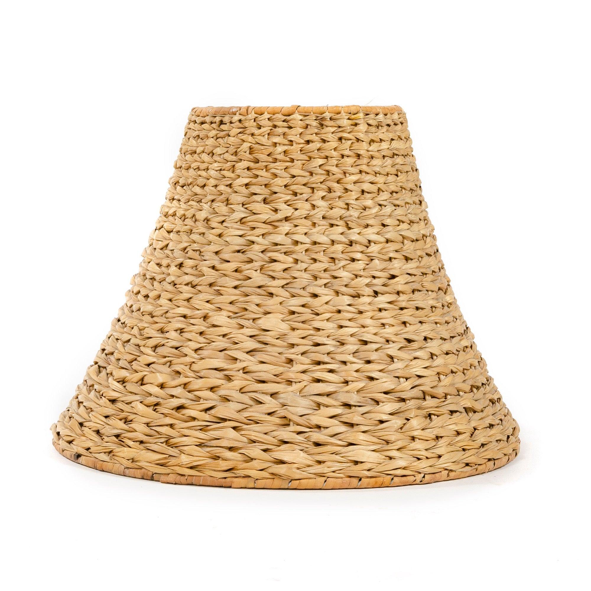 Une paire d'abat-jour en gazon tropical tissé à la main.