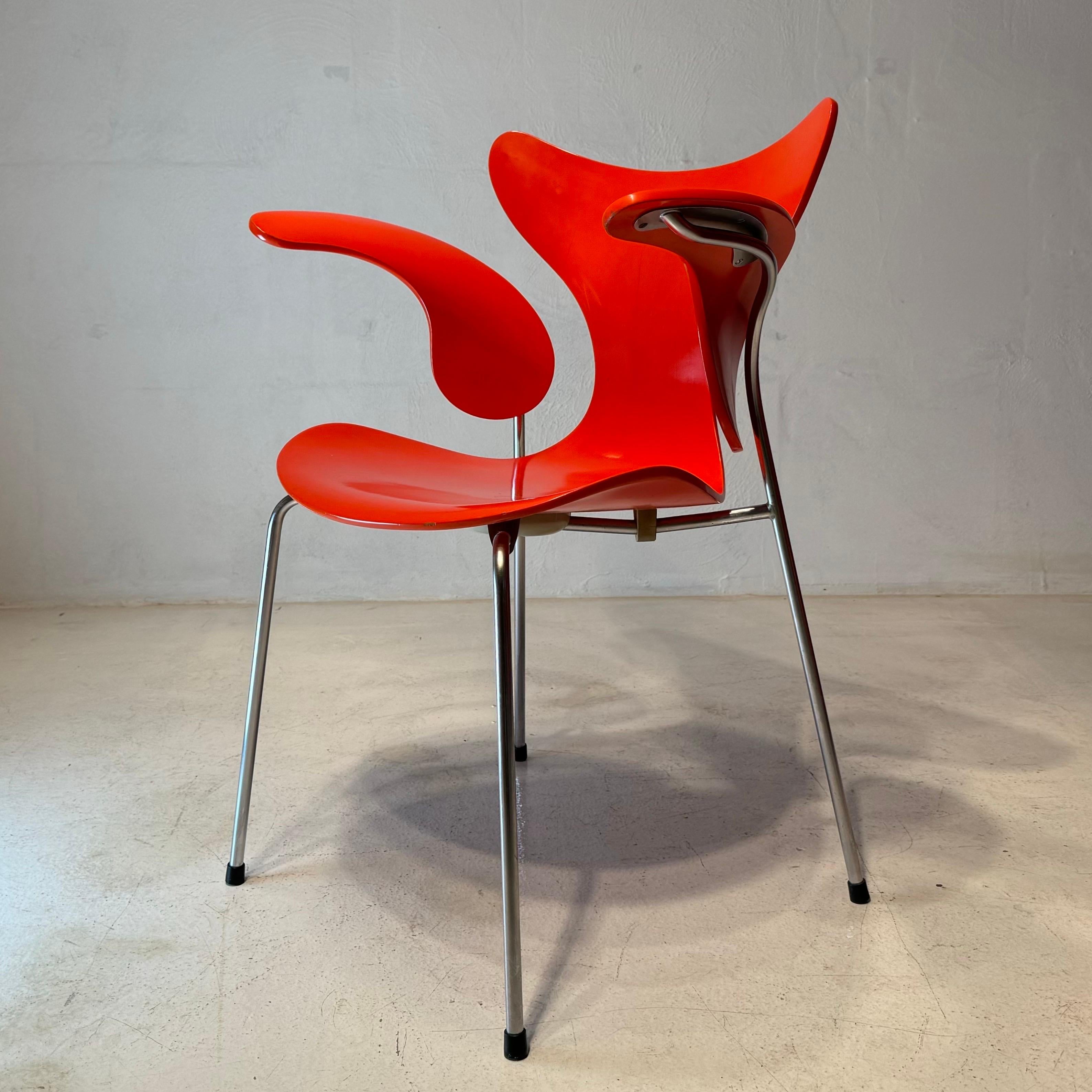 sedia con braccioli iconica Seagull/Lily 3208 completamente originale fino al raro legno laccato arancione. 

Disegnata da Arne Jacobsen per Fritz Hansen, Danimarca 1968. Questa sedia in particolare è stata prodotta nel 1972. Il CAP sottostante