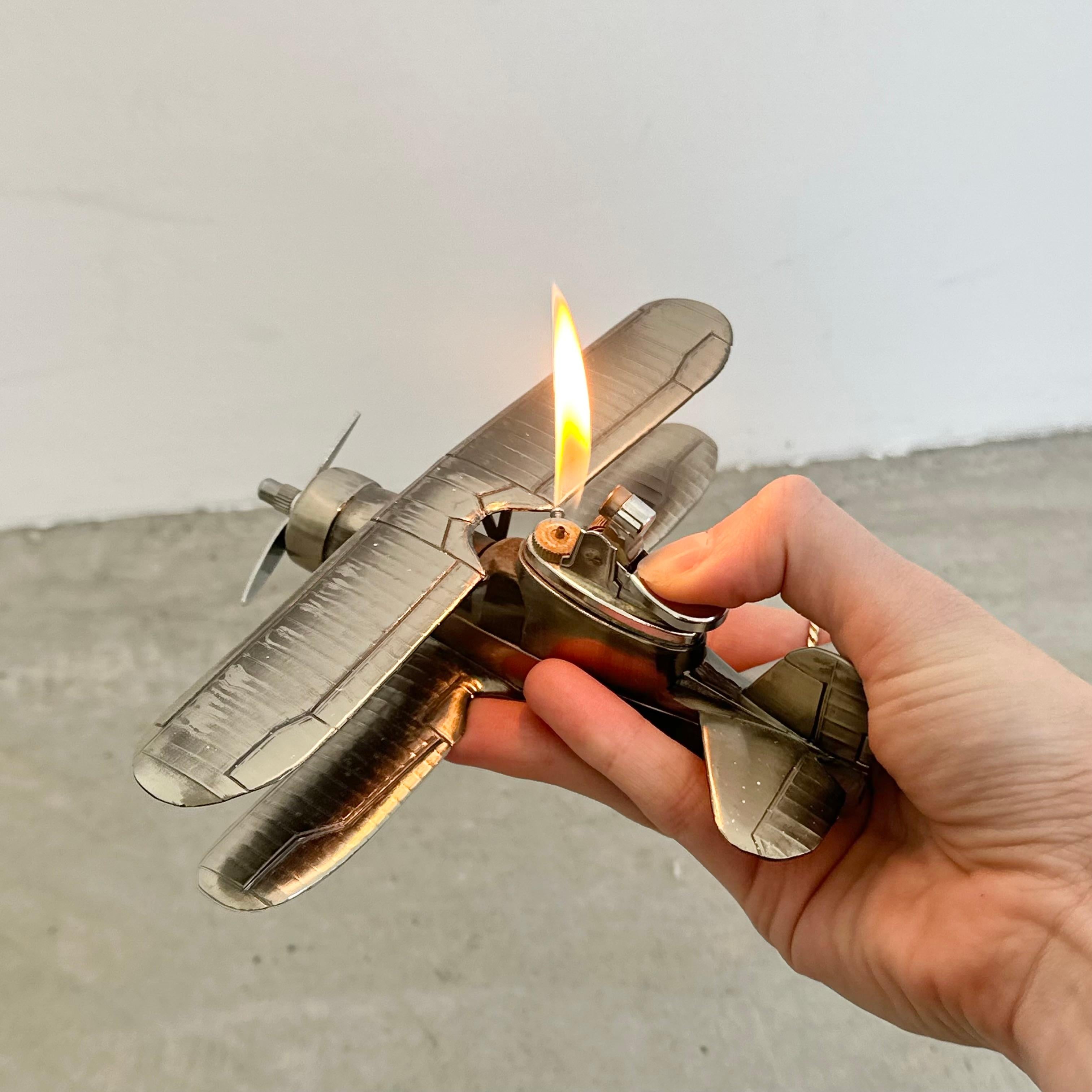 Cooles Vintage-Tischfeuerzeug in Form eines SOC-3A Seagull Plane. Dieses zweistufige Aufklärungsflugzeug der US-Marine wurde sowohl für Land- und Seelandungen als auch für Katapultstarts von Schlachtschiffen und Kreuzern eingesetzt. Auch die