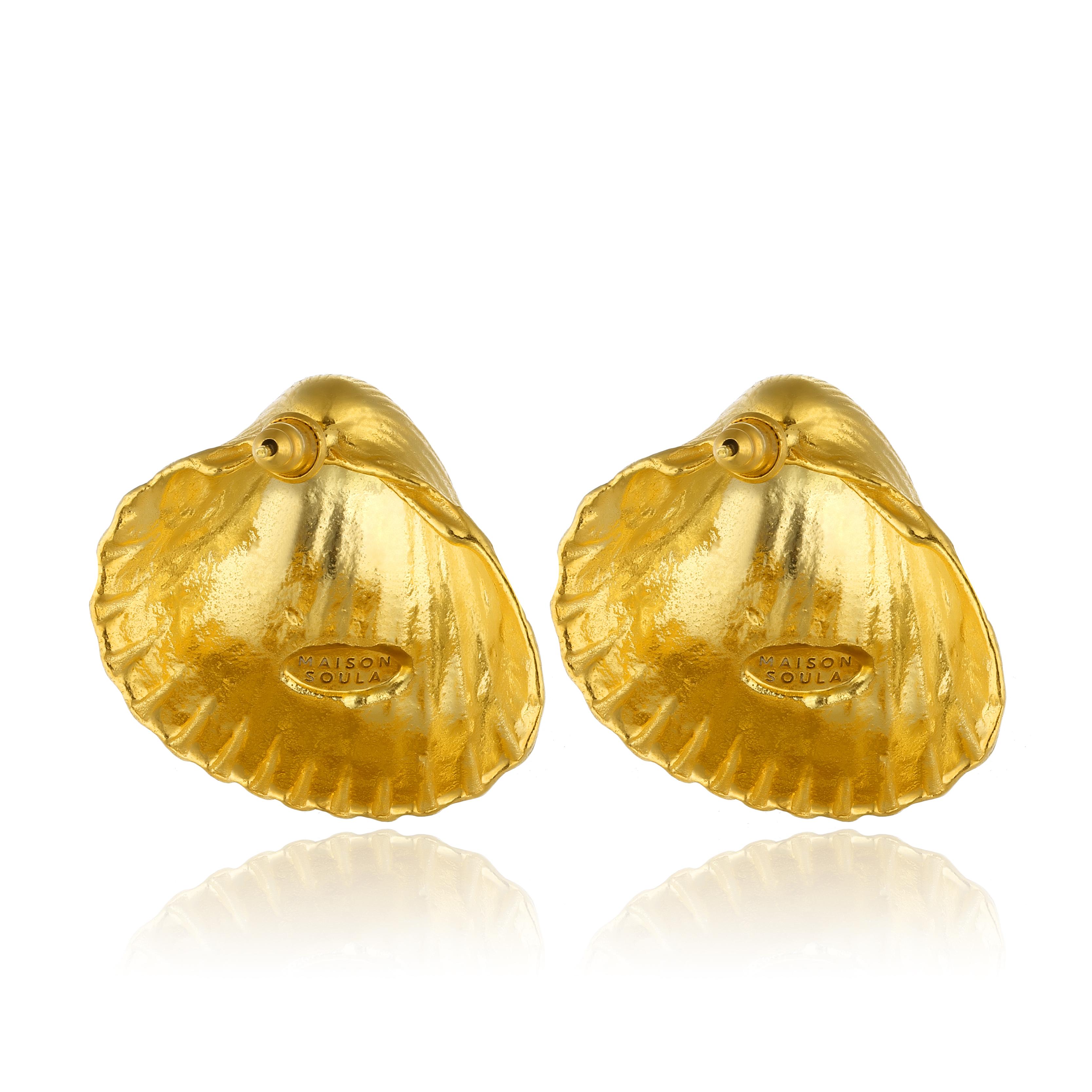 - **Particolare chic**: Gli orecchini a conchiglia placcati in oro sono un accessorio sofisticato e accattivante che dona un tocco di eleganza oceanica al tuo stile. Il loro design intricato si ispira alla bellezza naturale delle conchiglie,