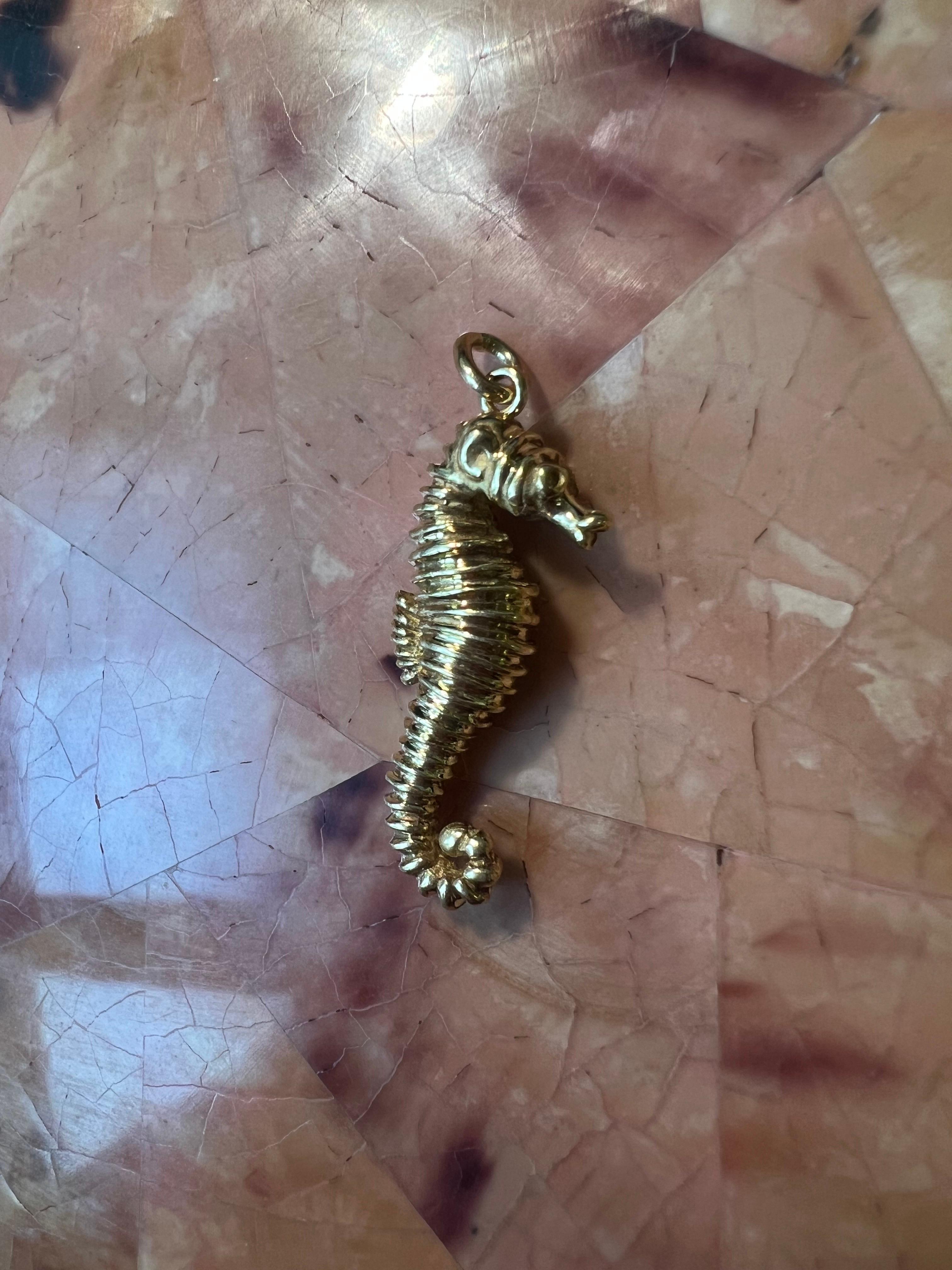 Seahorse Gold Charm Pendant In New Condition For Sale In New York, NY