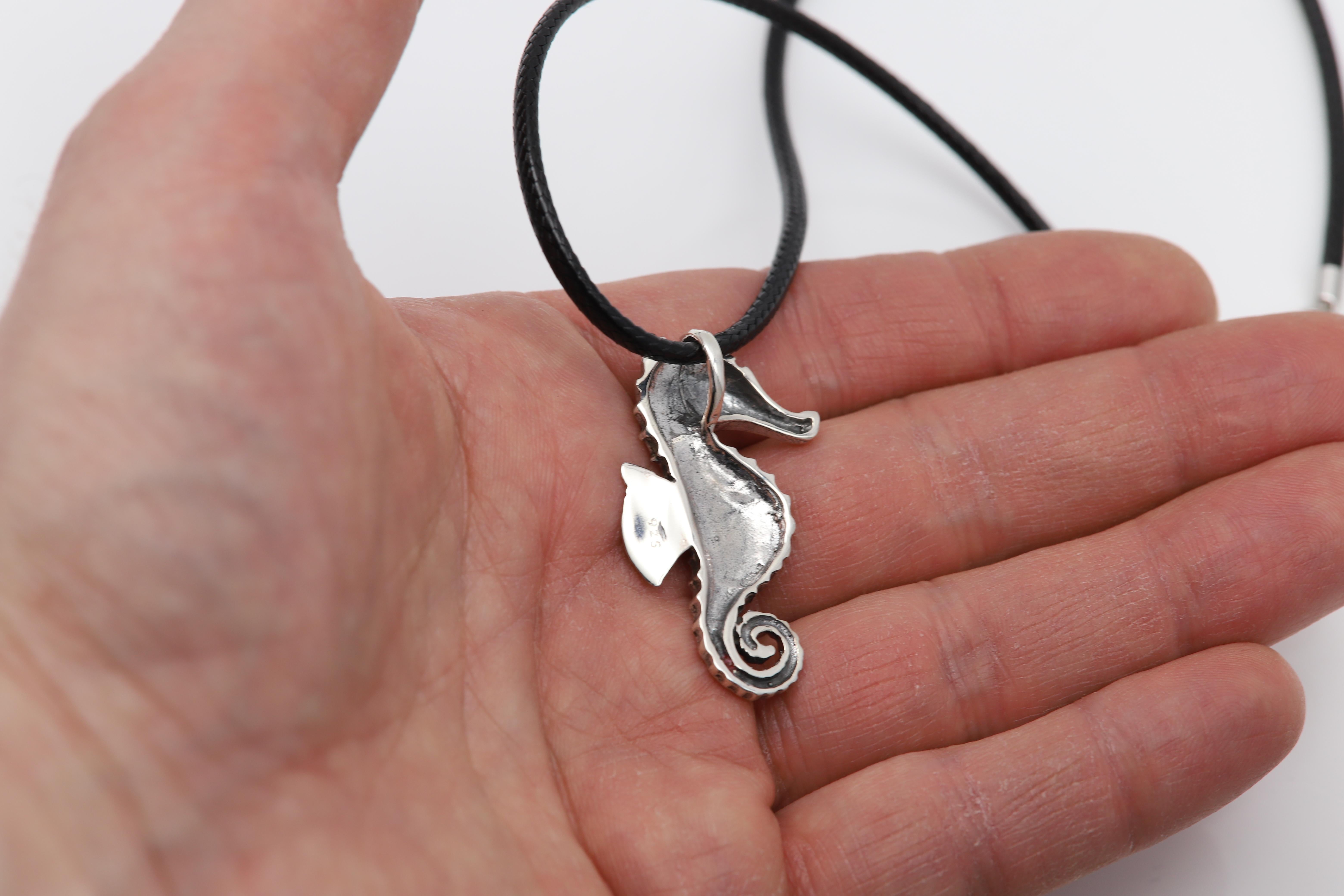 Seahorse pendant Silver marine life jewelry large seahorse necklace Sea life In New Condition For Sale In Brooklyn, NY