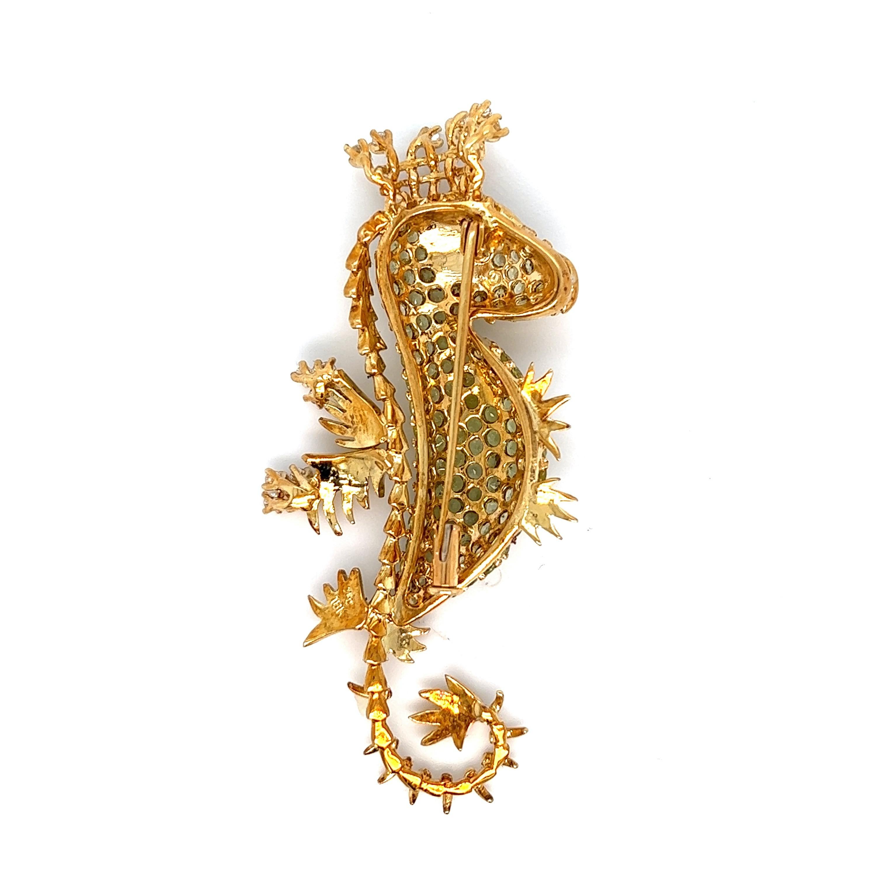 Seahorse peridot diamond gold brooch; marked 750, 18K

Round-cut diamonds of approximately 1.95 carat, peridot stones of approximately 4 carats, 18 karat yellow gold

Size: width 1.13 inch, length 2.5 inches
Total weight: 16.9 grams