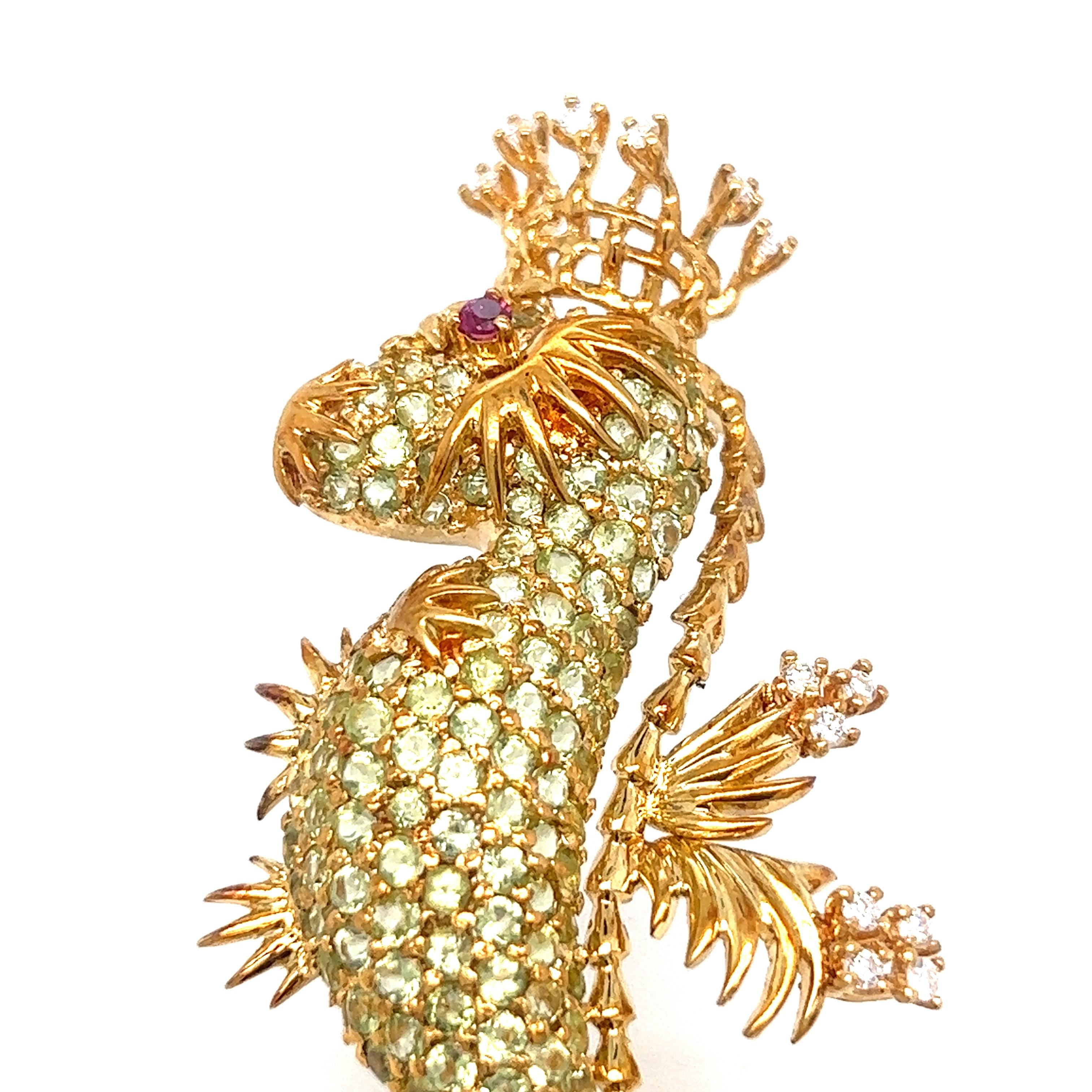 Contemporain Hippocampe Péridot Diamant Broche en or en vente
