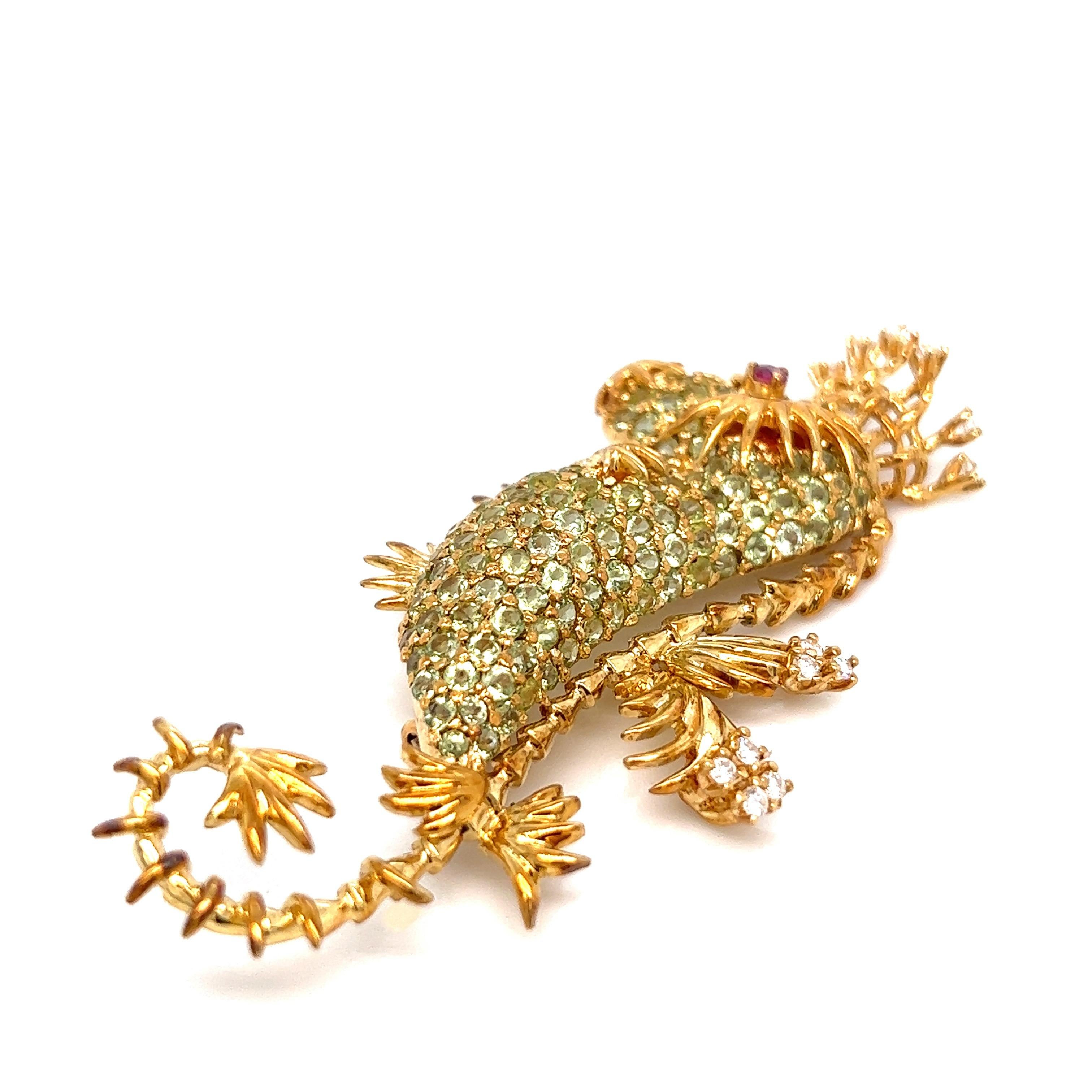 Seahorse Peridot Diamond Gold Brooch In Excellent Condition For Sale In New York, NY