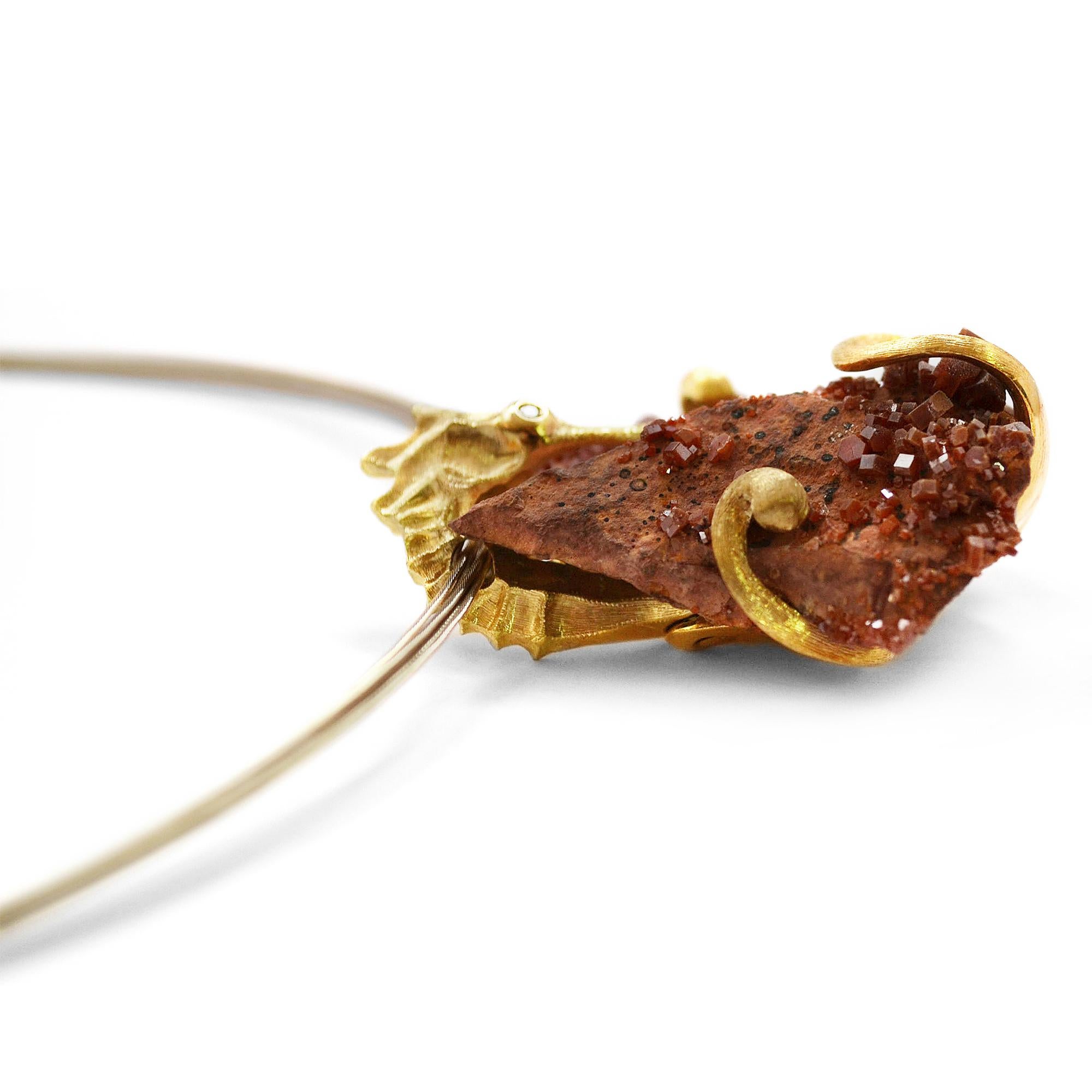 This 18kt yellow gold pendant combines a mineral with warm colors, a Vanadinite of Morocco, and a graceful seahorse that immediately recalls the sea. Symbolically, it is a union of nature between the element of earth and the element of water.

The